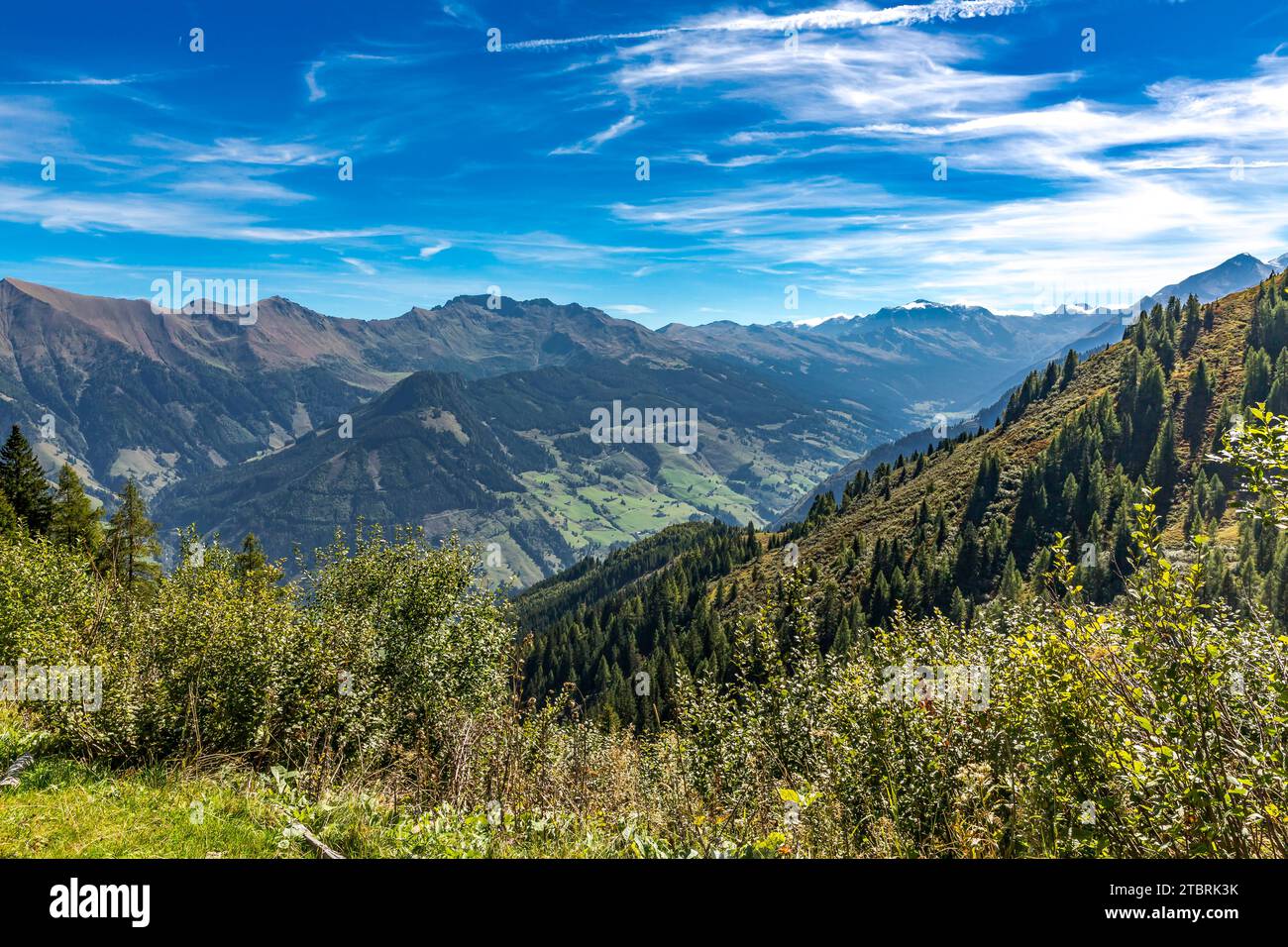 Blick auf die Berglandschaft vom Hochalmweg, Kramkogel, 2454 m, Hundskopf, 2404 m, Gamskogel, 2436 m, Silberpfennig, 2600 m, Schareck, 3123 m, Rojacherspitze, 2987 m, Ritterkopf, 3006 m, Rauris, Raurisertal, Pinzgau, Salzburger Land, Österreich Stockfoto
