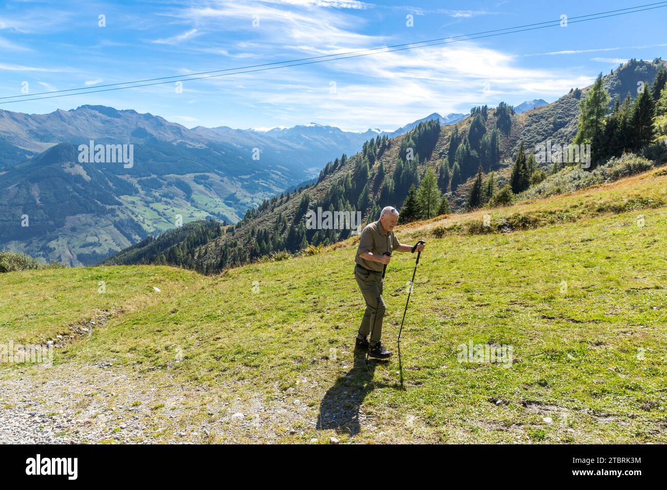 Tourist auf dem Alpenweg zum Schwarzwand, 2194 m, hinter den Bergen Silberpfennig, 2600 m, Schareck, 3123 m, Rojacherspitze, 2987 m, Ritterkopf, 3006 m, Hochalm, Rauris, Raurisertal, Pinzgau, Salzburger Land, Österreich Stockfoto