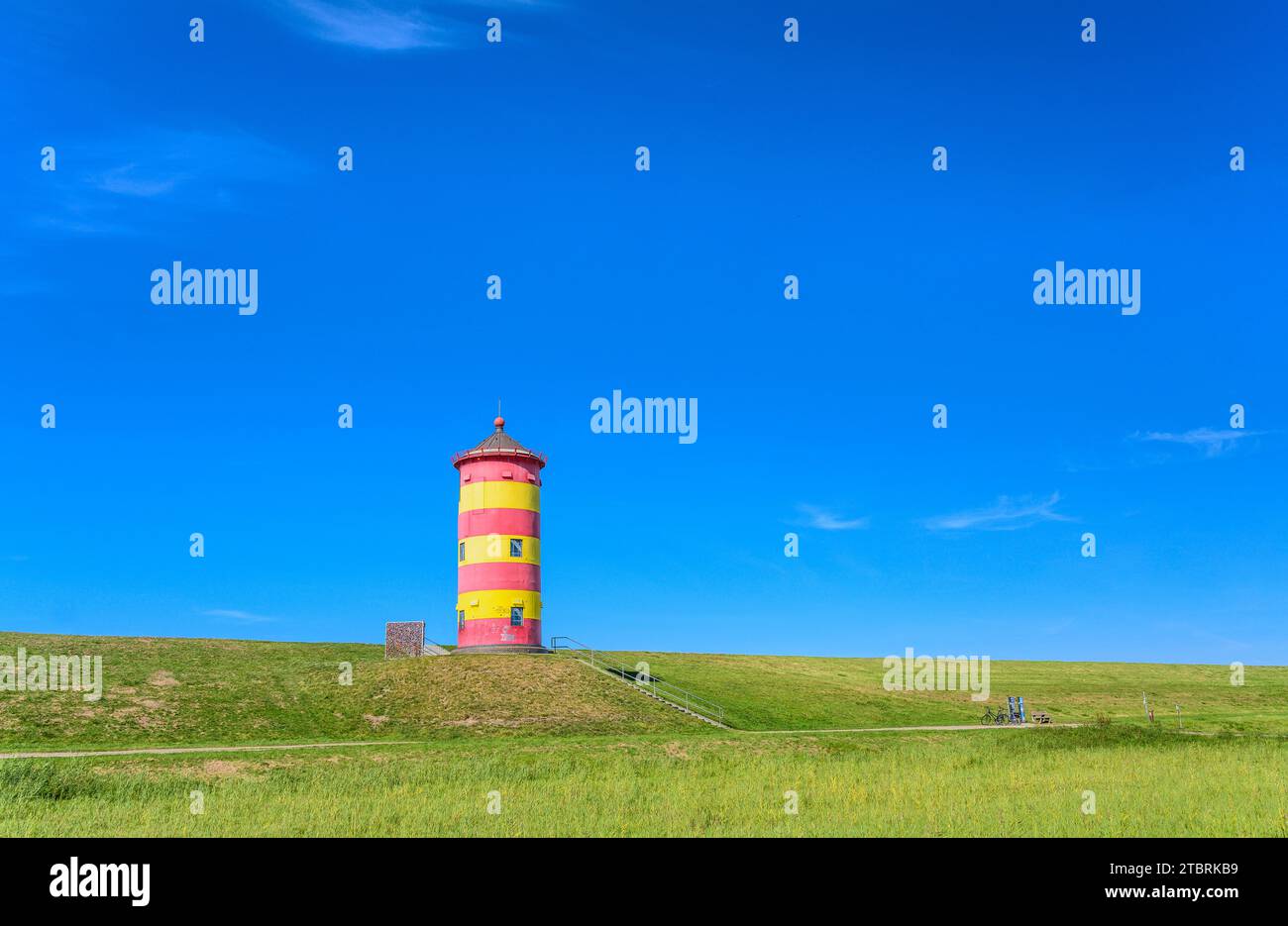 Deutschland, Niedersachsen, Ostfriesland, Pilsum, Nordseedeich, Leuchtturm Pilsum Stockfoto