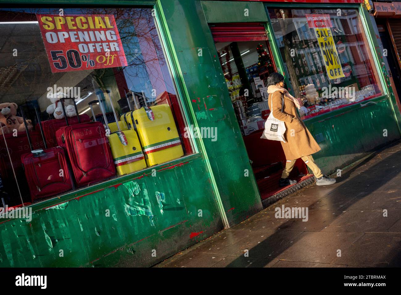 Koffer, die in Italien, einem EU-Mitgliedstaat, entworfen wurden, sowie andere Haushaltsgegenstände werden am 8. Dezember 2023 in einem Londoner Home Store in London, England, ausgestellt. Stockfoto