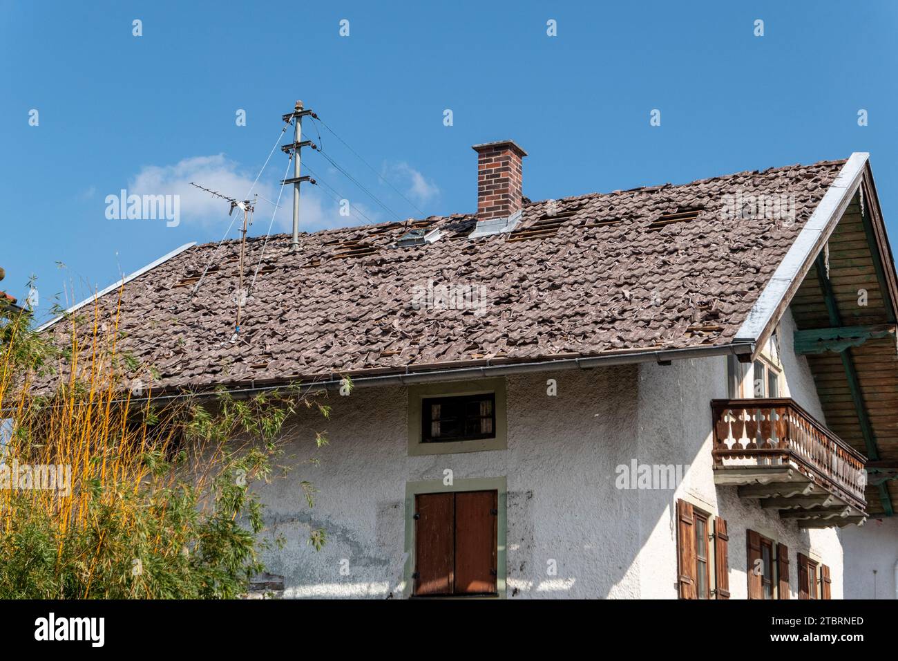 Zerstörtes Dach, Hagelschaden an einem Haus nach einem schweren Gewitter, Benediktbeuern, Bayern, Deutschland Stockfoto