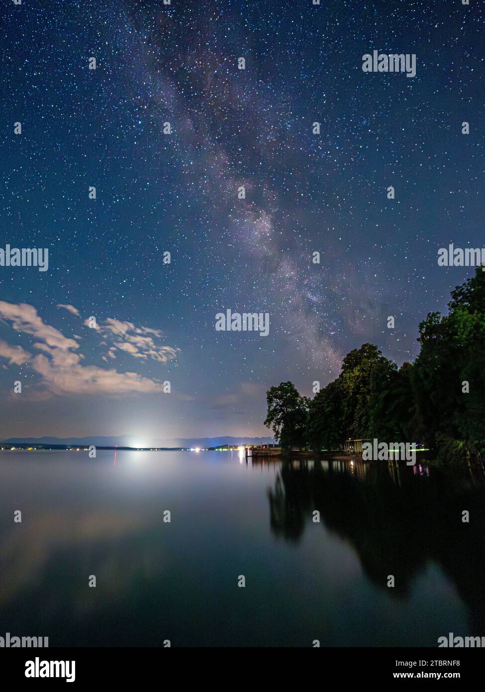 Sternenhimmel mit Milchstraße über dem Starnberger See, Bayern, Deutschland, Europa Stockfoto