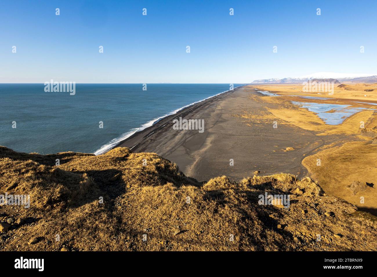 Leerer Himmel, kalt und windig auf der Dyrholaey-Halbinsel an einem märztag Stockfoto