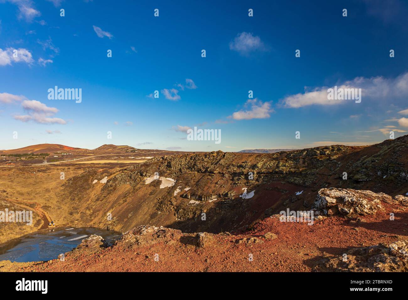 Kerid Lake ist an einem kalten märztag in island total frost Stockfoto