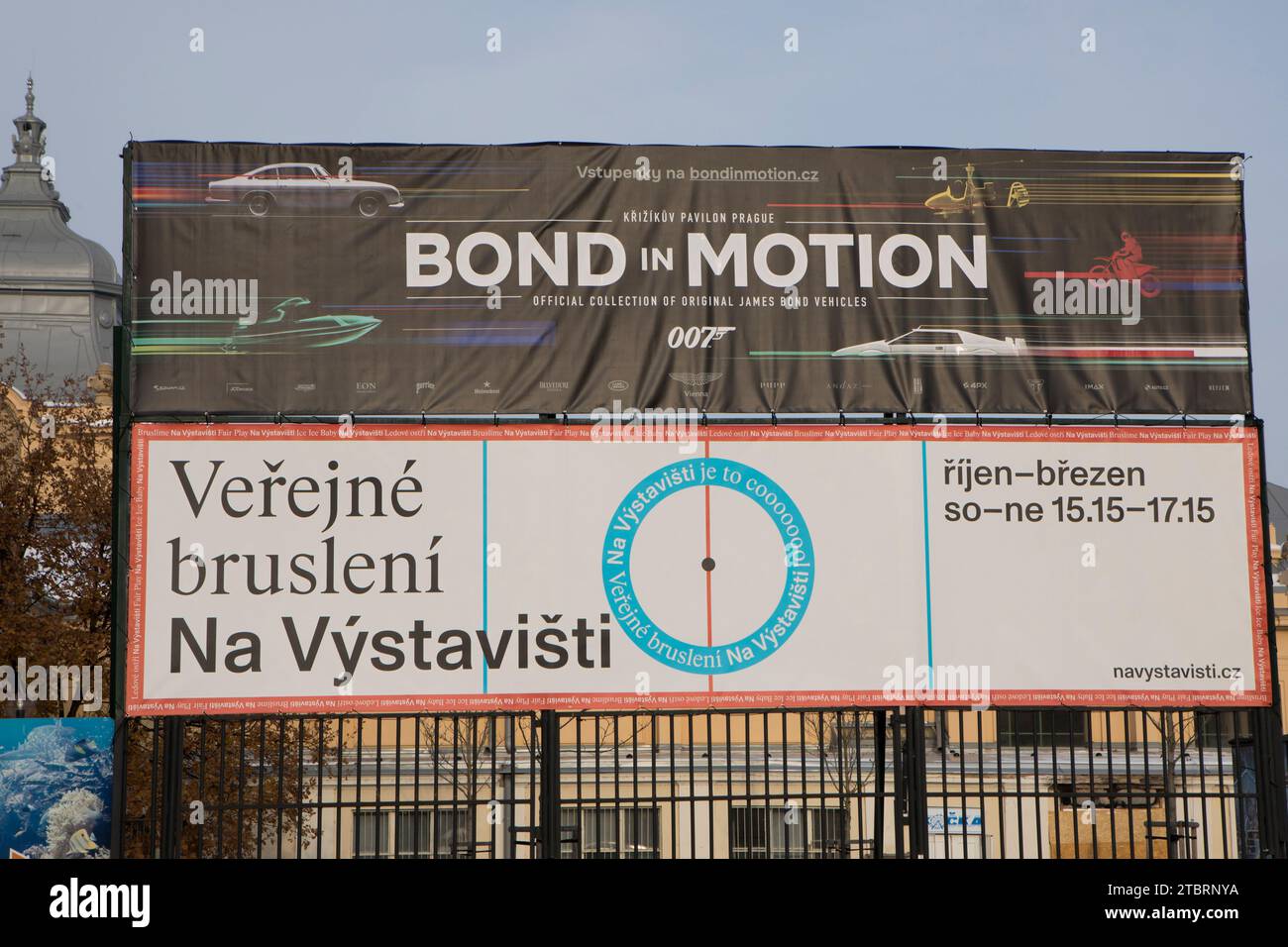 Prag, Tschechische Republik, 8. Dezember 2023. Pressetag bei der Ausstellung „Bond in Motion“ auf dem Messegelände in Prag, Tschechische Republik. Die Ausstellung umfasst sechs Jahrzehnte James Bond Filmgeschichte und umfasst über 75 Fahrzeuge. Die Ausstellung ist bis zum 31. März 2024 geöffnet. Im Bild: © Piotr Zajac/Alamy Live News Stockfoto