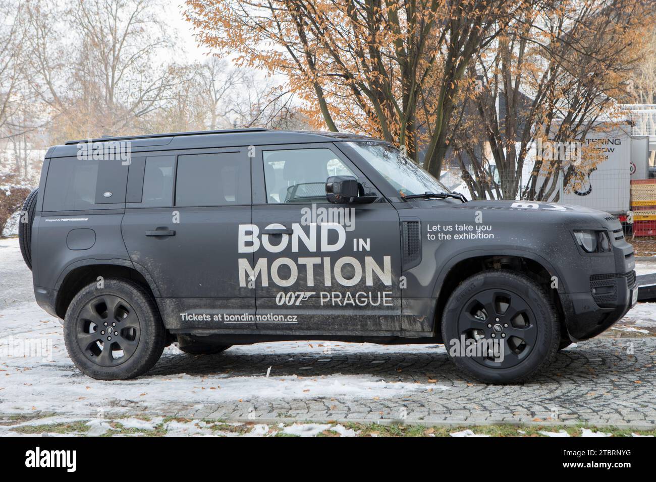 Prag, Tschechische Republik, 8. Dezember 2023. Pressetag bei der Ausstellung „Bond in Motion“ auf dem Messegelände in Prag, Tschechische Republik. Die Ausstellung umfasst sechs Jahrzehnte James Bond Filmgeschichte und umfasst über 75 Fahrzeuge. Die Ausstellung ist bis zum 31. März 2024 geöffnet. Im Bild: © Piotr Zajac/Alamy Live News Stockfoto