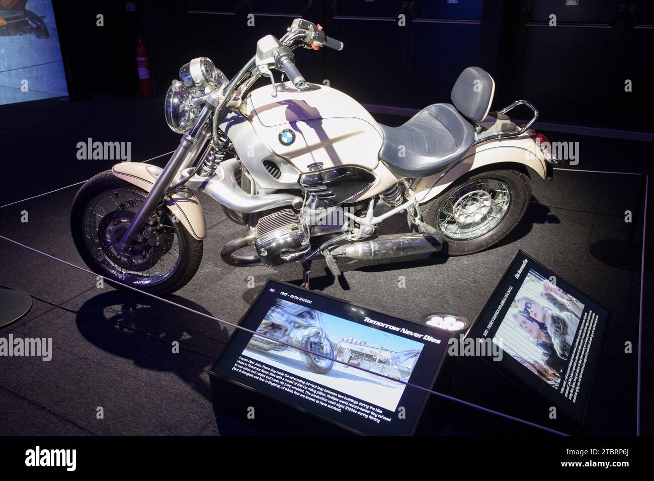 Prag, Tschechische Republik, 8. Dezember 2023. Pressetag bei der Ausstellung „Bond in Motion“ auf dem Messegelände in Prag, Tschechische Republik. Die Ausstellung umfasst sechs Jahrzehnte James Bond Filmgeschichte und umfasst über 75 Fahrzeuge. Die Ausstellung ist bis zum 31. März 2024 geöffnet. Im Bild: BMW R1200C aus „Tomorrow Never stirbt“ © Piotr Zajac/Alamy Live News Stockfoto