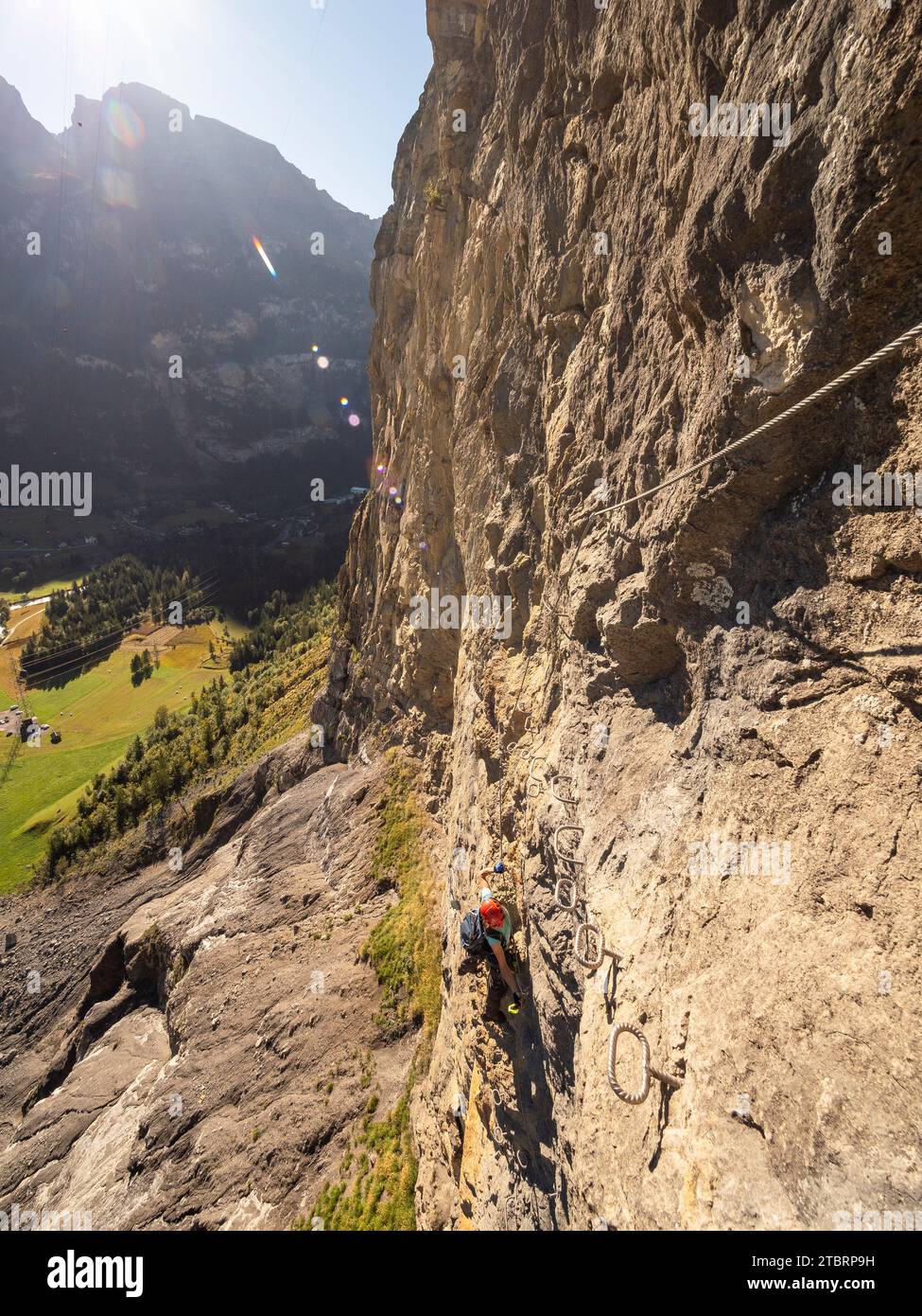 Der malerische und sehr spektakuläre Klettersteig Allmenalp führt durch eine 350 m hohe Mauer, durchzogen von Säulen und Schluchten, immer in engem Kontakt mit dem tosenden Allmibach und seinen vier Wasserfällen. Stockfoto