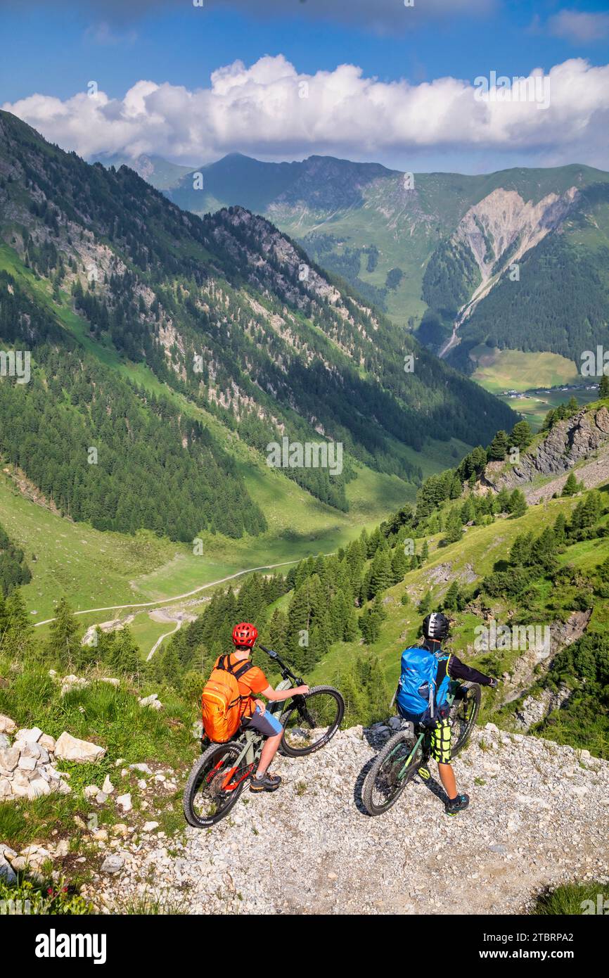 Österreich, Tirol, Schmirntal, Radfahrer mit E-Bikes (E-MTB) fahren entlang des Tuxer Joch-Weges in Richtung Kasern/Schmirntal Stockfoto