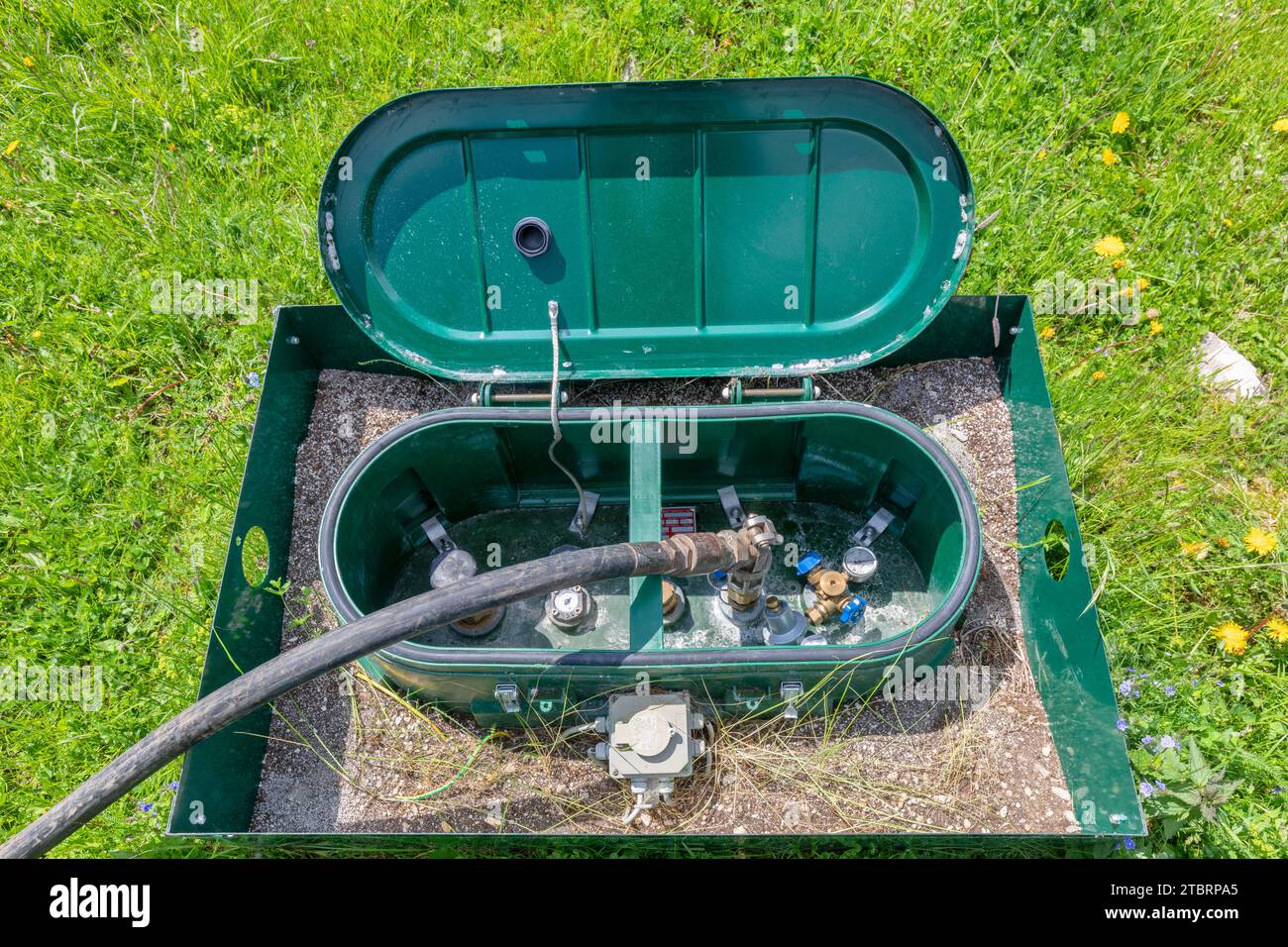 Betankung von LPG-Gas in einem unterirdischen Tank an einer Anlage in einer alpinen Umgebung Stockfoto