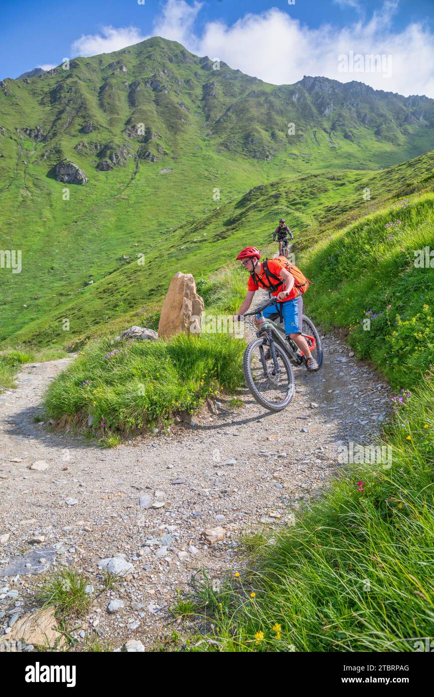 Österreich, Tirol, Schmirntal, Radfahrer mit E-Bikes (e-MTB) fahren entlang des Tuxer Joch-Weges in Richtung Kasern/Schmirntal ab Stockfoto