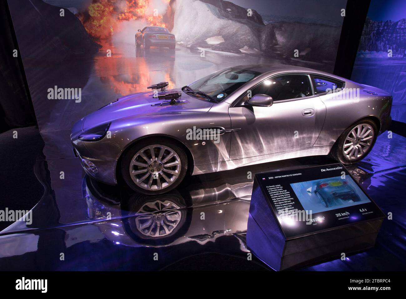 Prag, Tschechische Republik, 8. Dezember 2023. Pressetag bei der Ausstellung „Bond in Motion“ auf dem Messegelände in Prag, Tschechische Republik. Die Ausstellung umfasst sechs Jahrzehnte James Bond Filmgeschichte und umfasst über 75 Fahrzeuge. Die Ausstellung ist bis zum 31. März 2024 geöffnet. Im Bild: Aston Martin Vanquish aus „die an einem anderen Tag“ © Piotr Zajac/Alamy Live News Stockfoto