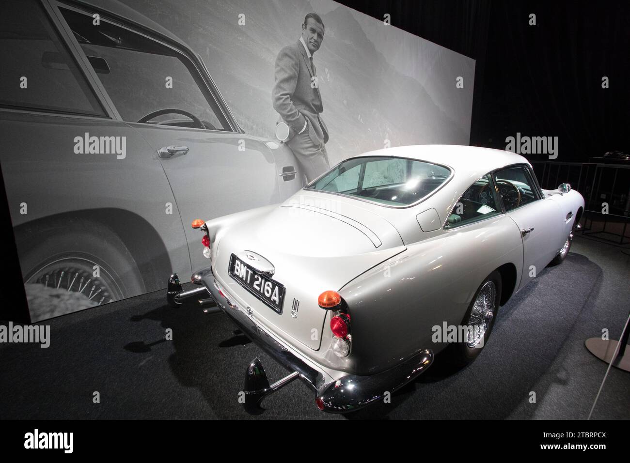 Prag, Tschechische Republik, 8. Dezember 2023. Pressetag bei der Ausstellung „Bond in Motion“ auf dem Messegelände in Prag, Tschechische Republik. Die Ausstellung umfasst sechs Jahrzehnte James Bond Filmgeschichte und umfasst über 75 Fahrzeuge. Die Ausstellung ist bis zum 31. März 2024 geöffnet. Im Bild: Aston Martin DB5 von „Goldfinger“ © Piotr Zajac/Alamy Live News Stockfoto