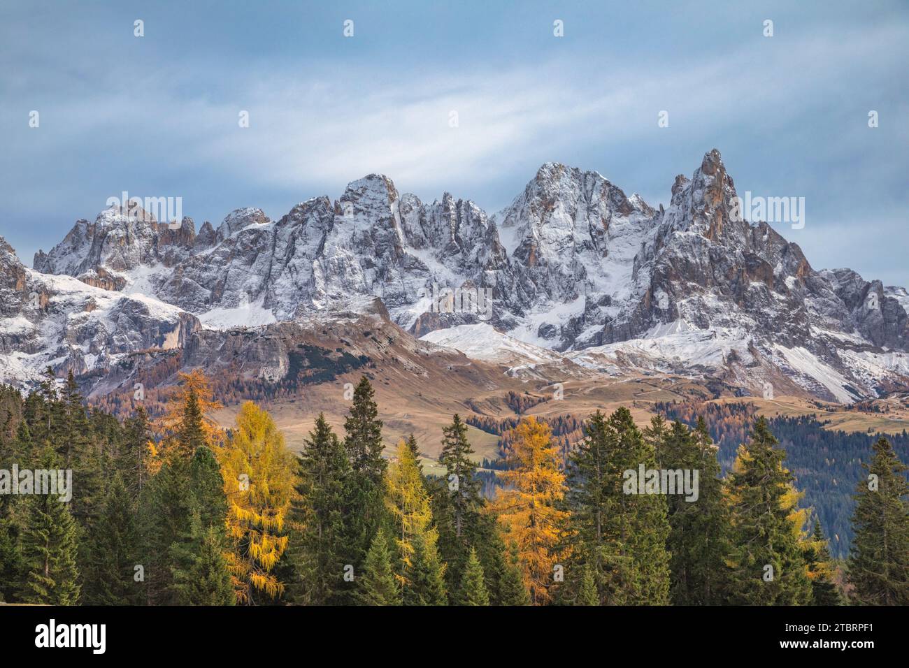 Italien, Trentino, Pale di San Martino, die Nordseite im Herbst mit wenig Schnee auf den Gipfeln, Dolomiten Stockfoto