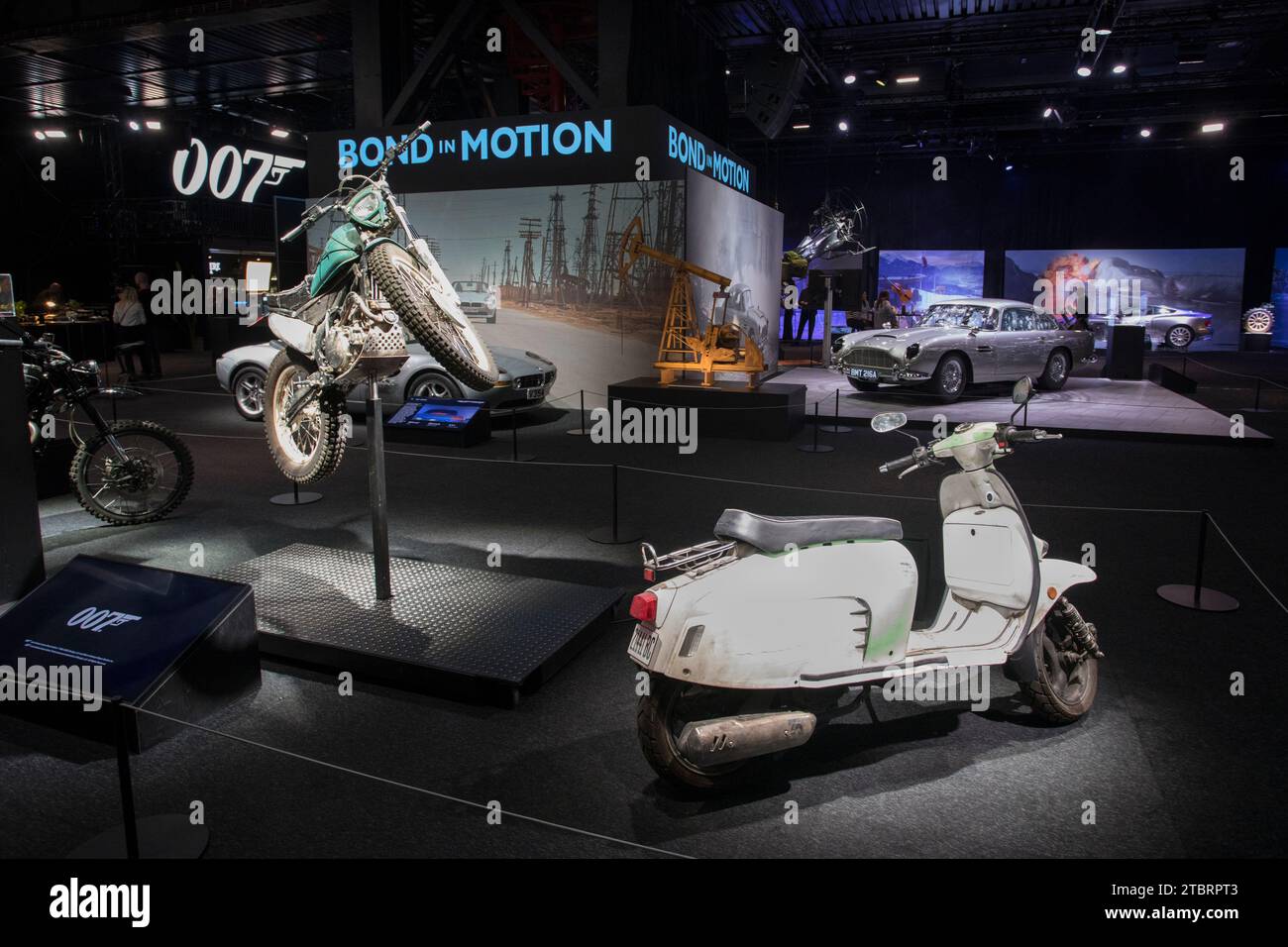 Prag, Tschechische Republik, 8. Dezember 2023. Pressetag bei der Ausstellung „Bond in Motion“ auf dem Messegelände in Prag, Tschechische Republik. Die Ausstellung umfasst sechs Jahrzehnte James Bond Filmgeschichte und umfasst über 75 Fahrzeuge. Die Ausstellung ist bis zum 31. März 2024 geöffnet. Im Bild: © Piotr Zajac/Alamy Live News Stockfoto