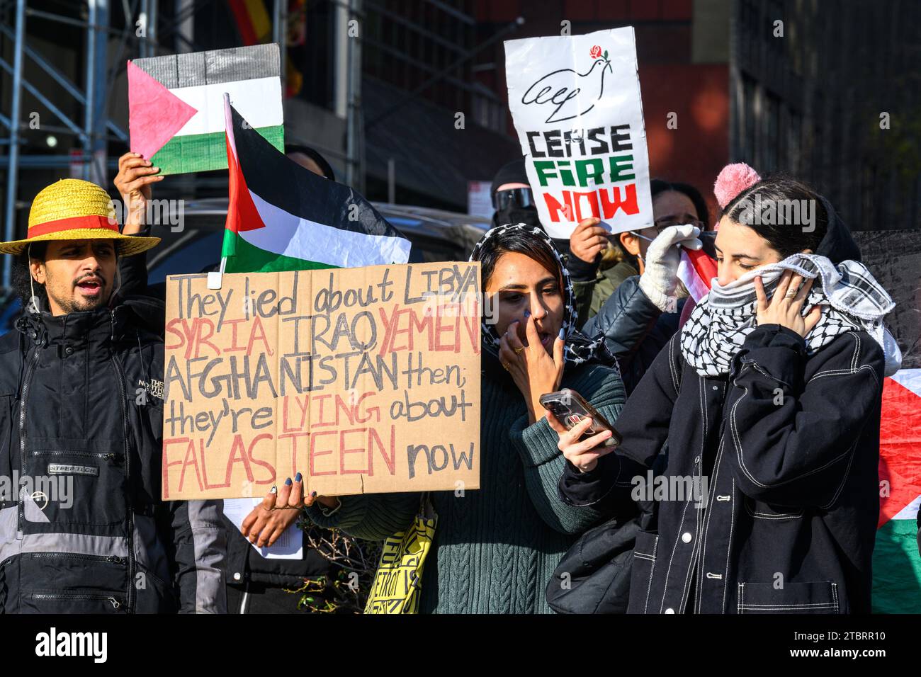 New York, USA, 8. Dezember 2023. Eine kleine Gruppe palästinensischer Demonstranten fordert einen Waffenstillstand außerhalb der Vereinten Nationen, wo der UN-Sicherheitsrat zur Lage im Nahen Osten zusammentraf. Quelle: Enrique Shore/Alamy Live News Stockfoto