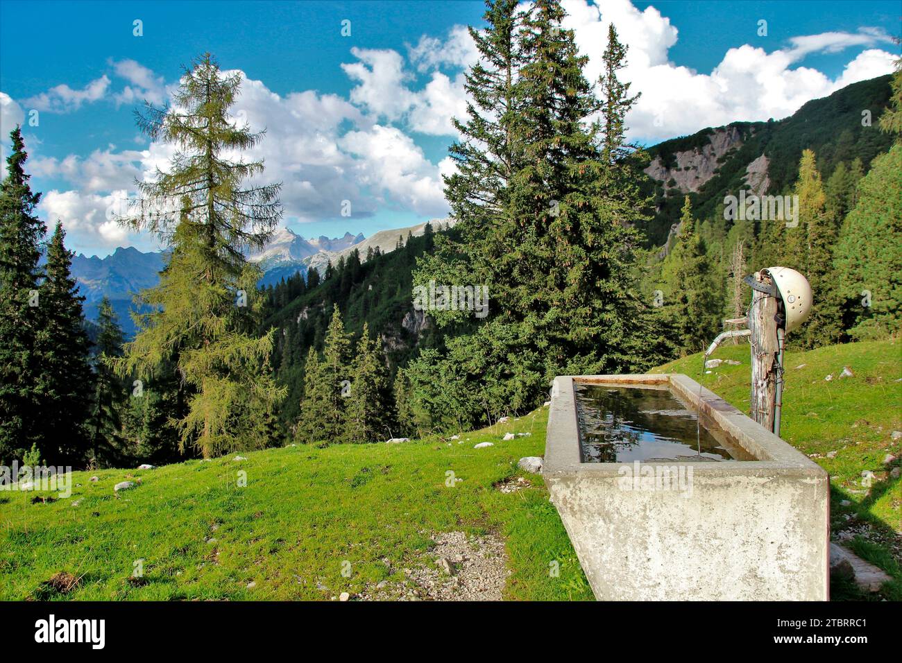 Wunderbare Bergwelt am Hippenleger, Brunnentrog, Kletterhelm, Blick auf Karwendel, Kristental, Zirl, Innsbruck Land, Tirol, Österreich Stockfoto