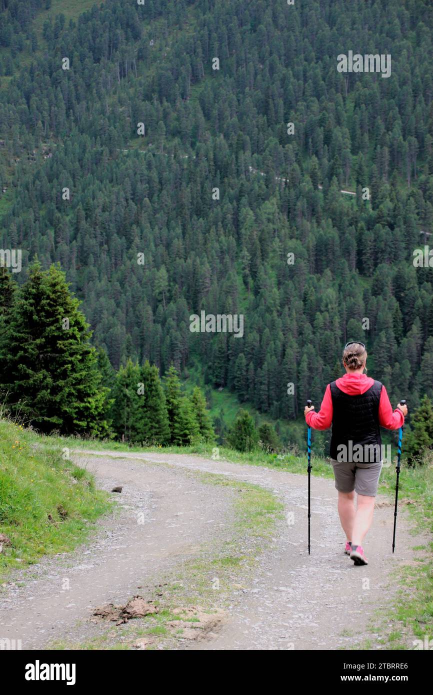 Frau, die von der Außermelang-Alm auf einem Wanderweg in der Wattener Lizum, Wattens, Walchen, Tirol, Österreich, Europa Stockfoto