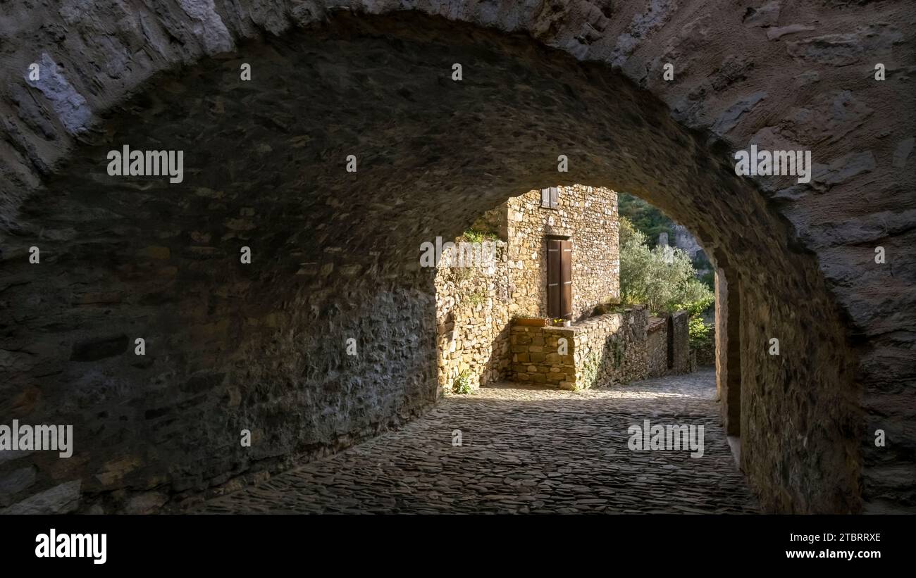 Steinbogen in Minerve. Das mittelalterliche Dorf wurde auf einem Felsen erbaut. Letzte Zuflucht der Katharer, eines der schönsten Dörfer Frankreichs (Les plus beaux Villages de France) Stockfoto