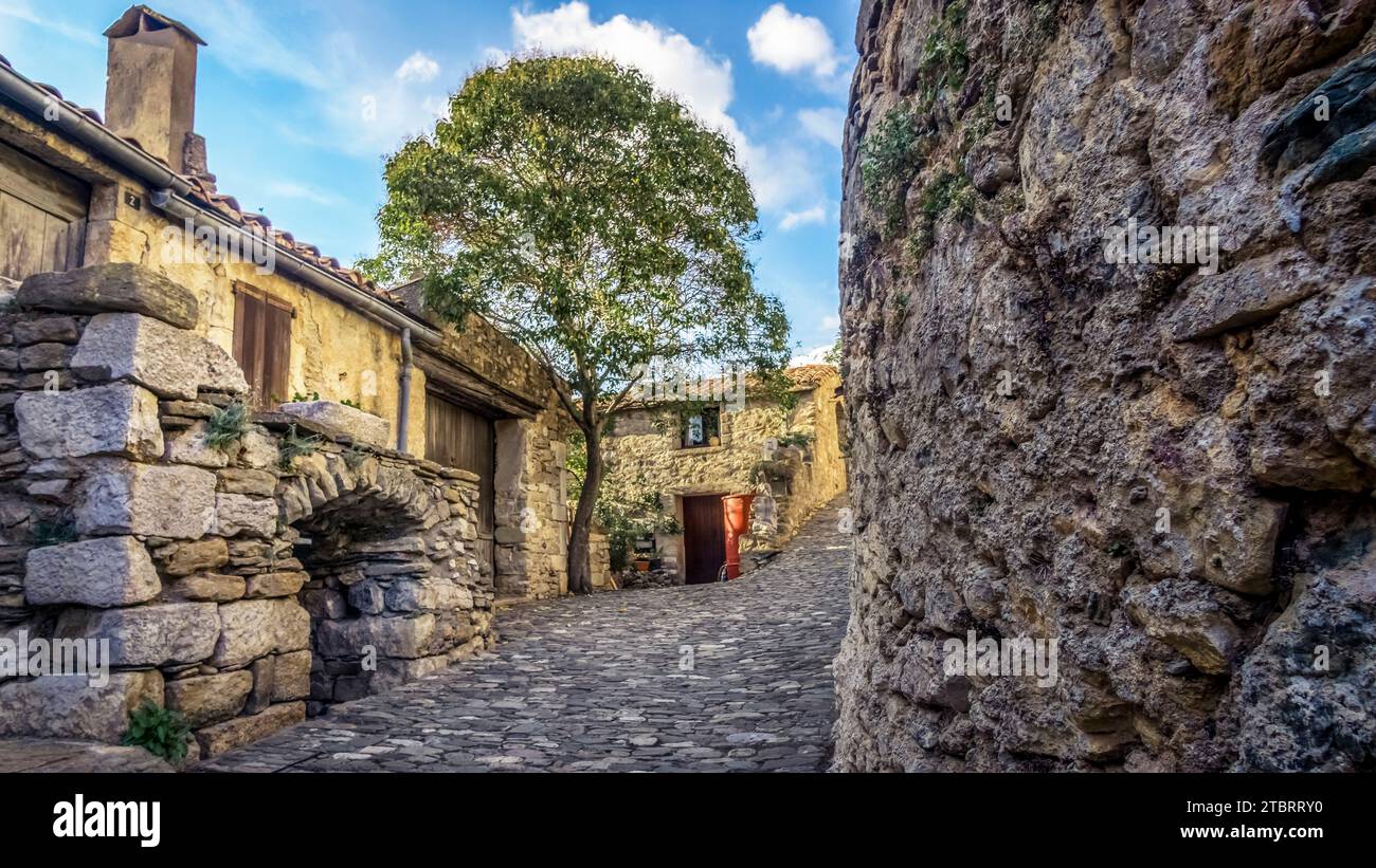 Dorfallee in Minerve. Das mittelalterliche Dorf wurde auf einem Felsen erbaut. Letzte Zuflucht der Katharer, eines der schönsten Dörfer Frankreichs (Les plus beaux Villages de France) Stockfoto