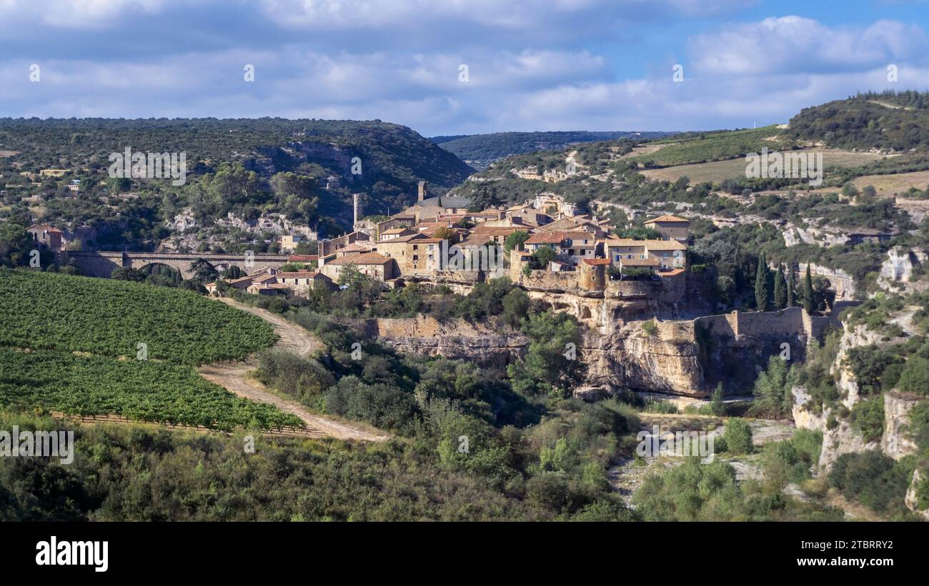 Blick auf das Dorf Minerve. Das mittelalterliche Dorf wurde auf einem Felsen erbaut. Letzte Zuflucht der Katharer, eines der schönsten Dörfer Frankreichs (Les plus beaux Villages de France) Stockfoto