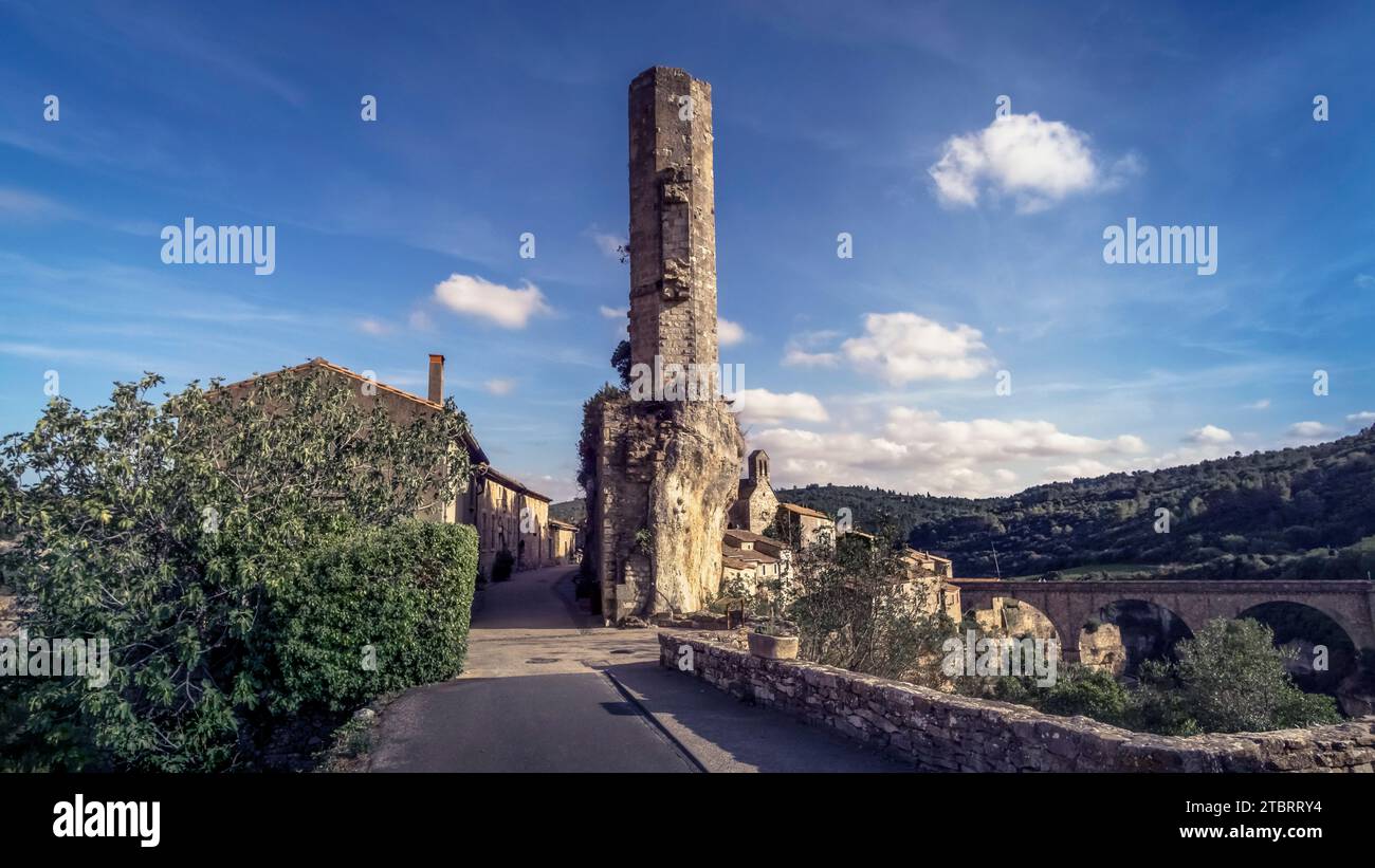 La Candela, die Turmreste der alten Burg, wurde im 13. Jahrhundert erbaut. Das mittelalterliche Dorf wurde auf einem Felsen erbaut und gilt als letzte Zuflucht der Katharer. Les Plus beaux Villages de France (die schönsten Dörfer Frankreichs) Stockfoto