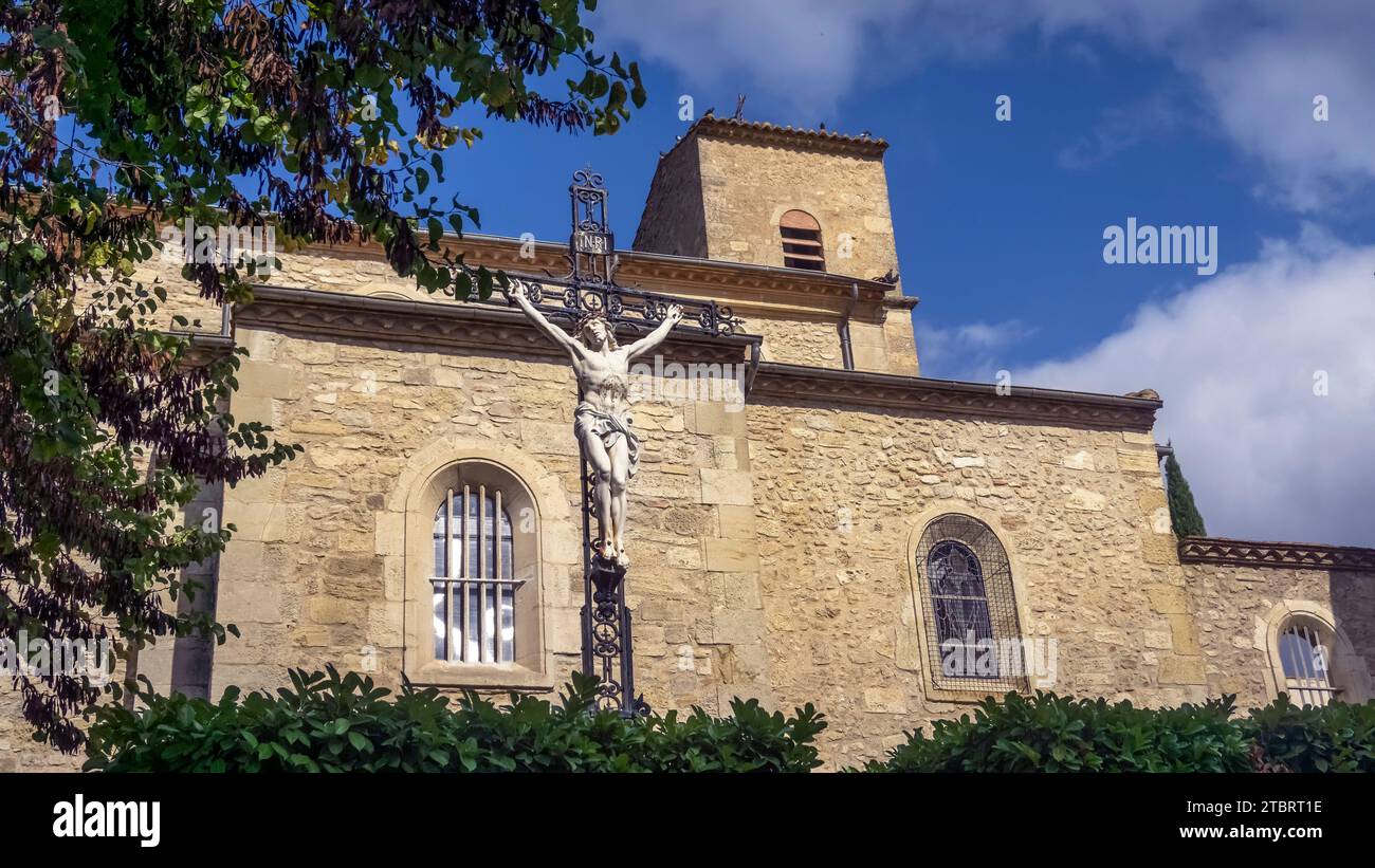 Eglise Saint Sylvestre in Colombiers. Die Kirche wurde im XI. Bis XII. Jahrhundert im romanischen Stil erbaut. Der Kirchturm wurde im 19. Jahrhundert errichtet. Stockfoto