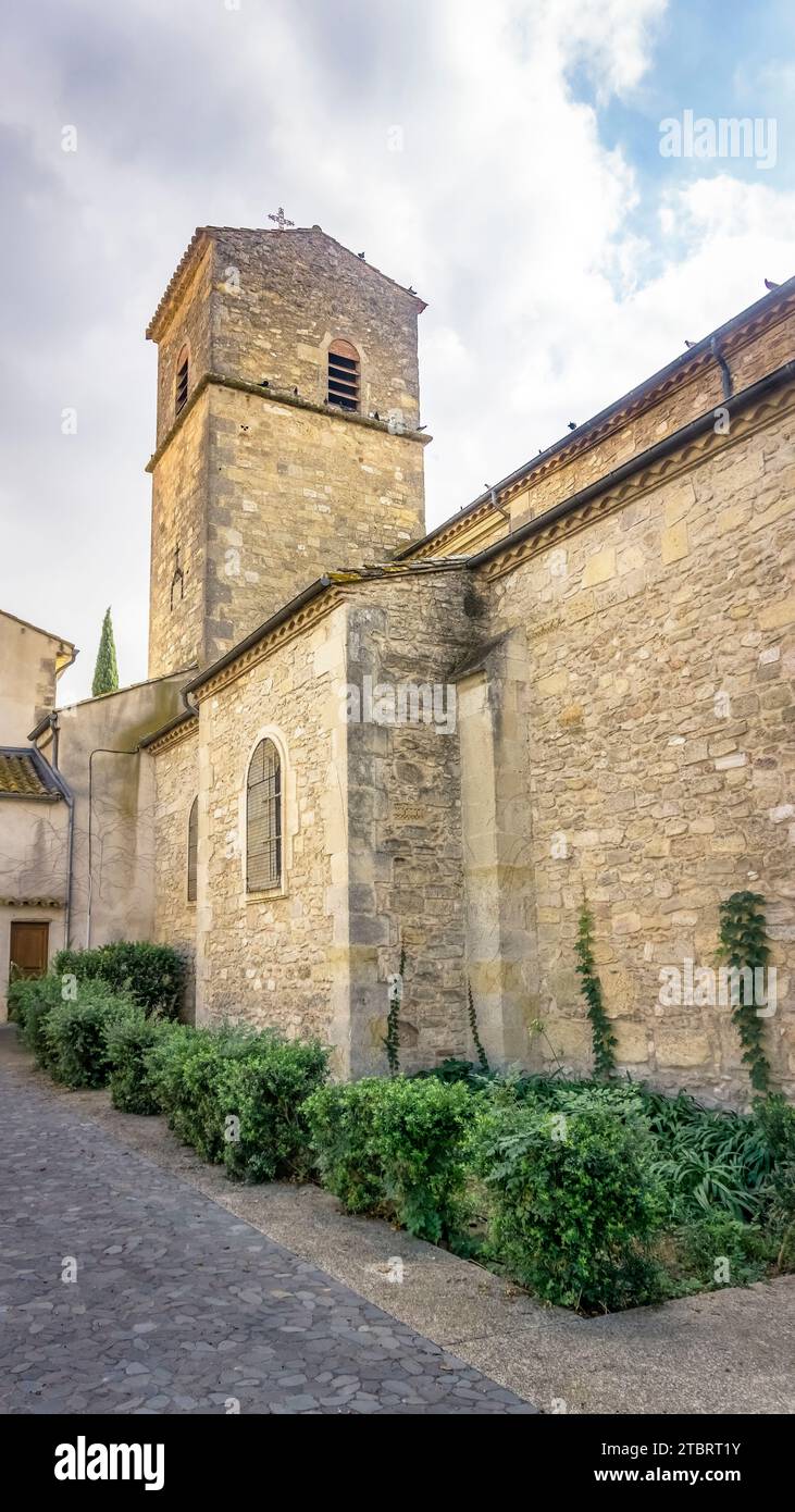 Eglise Saint Sylvestre in Colombiers. Die Kirche wurde im XI. Bis XII. Jahrhundert im romanischen Stil erbaut. Der Kirchturm wurde im 19. Jahrhundert errichtet. Stockfoto