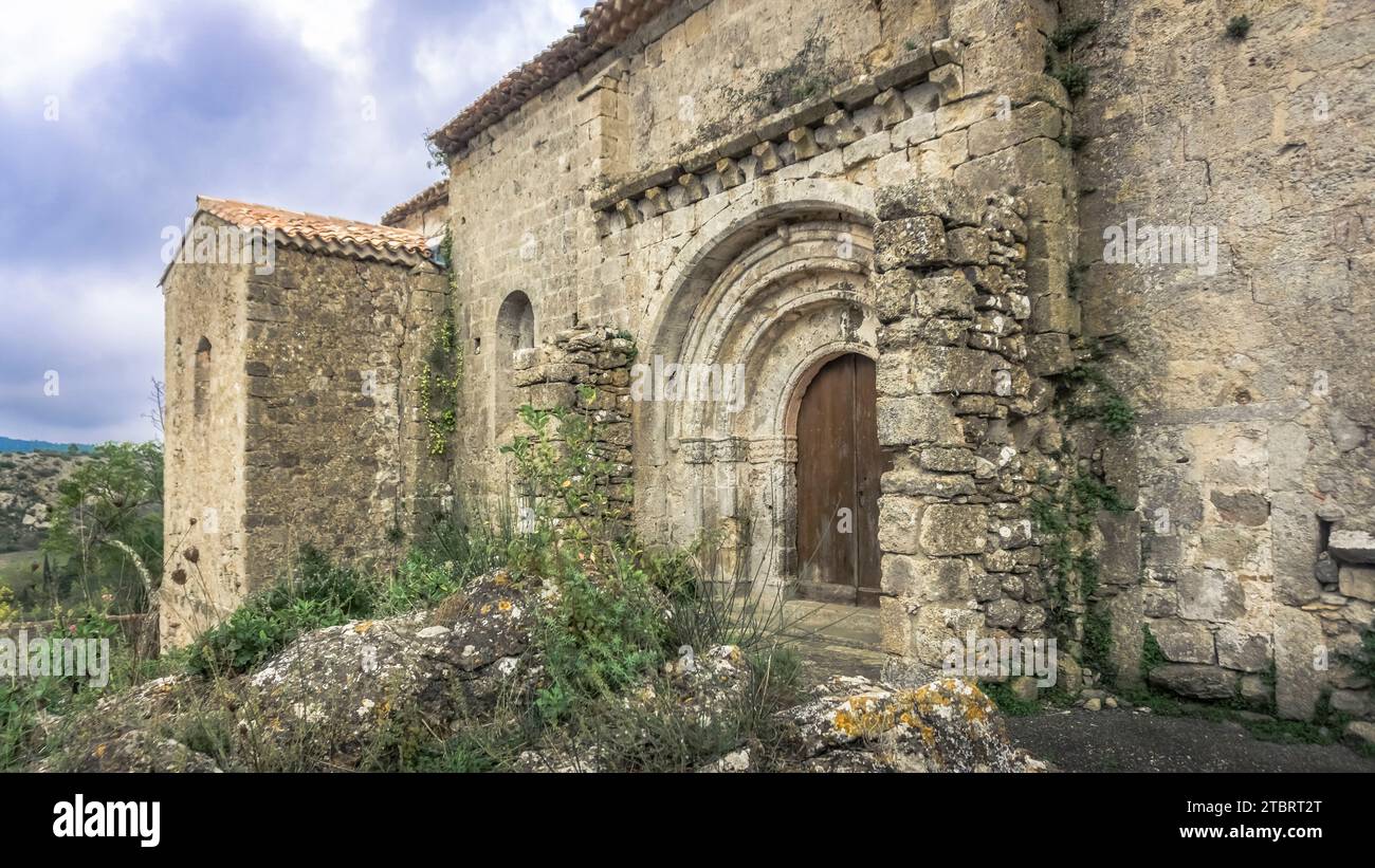 Kirche Sainte Leócadie in Fontjoncouse. Sie wurde zwischen dem XII. Und XIV. Jahrhundert erbaut. Monument Historique. Die Gemeinde befindet sich im Regionalen Naturpark Corbières-Fenouillèdes. Stockfoto