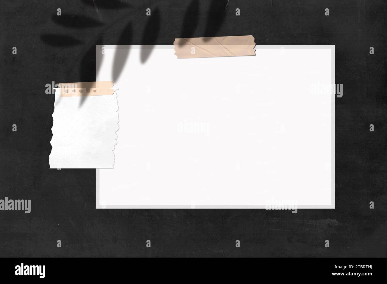 Stimmungsvolle Tafel in einem schwarzen Pappkarton mit einem Stück Notiz Stockfoto