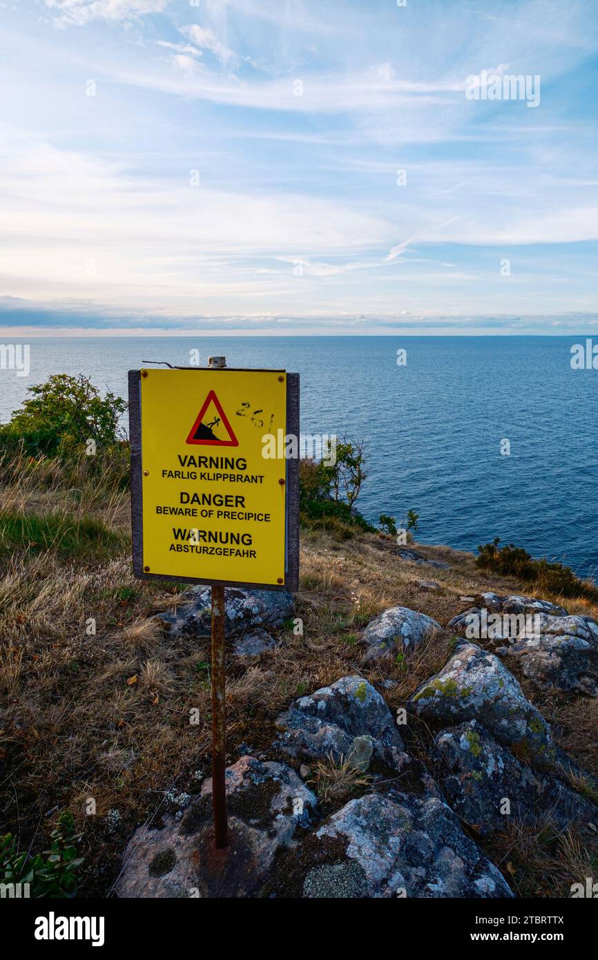 Warnung, Klippenkante, steile Küste in Schweden, Kullaberg Stockfoto