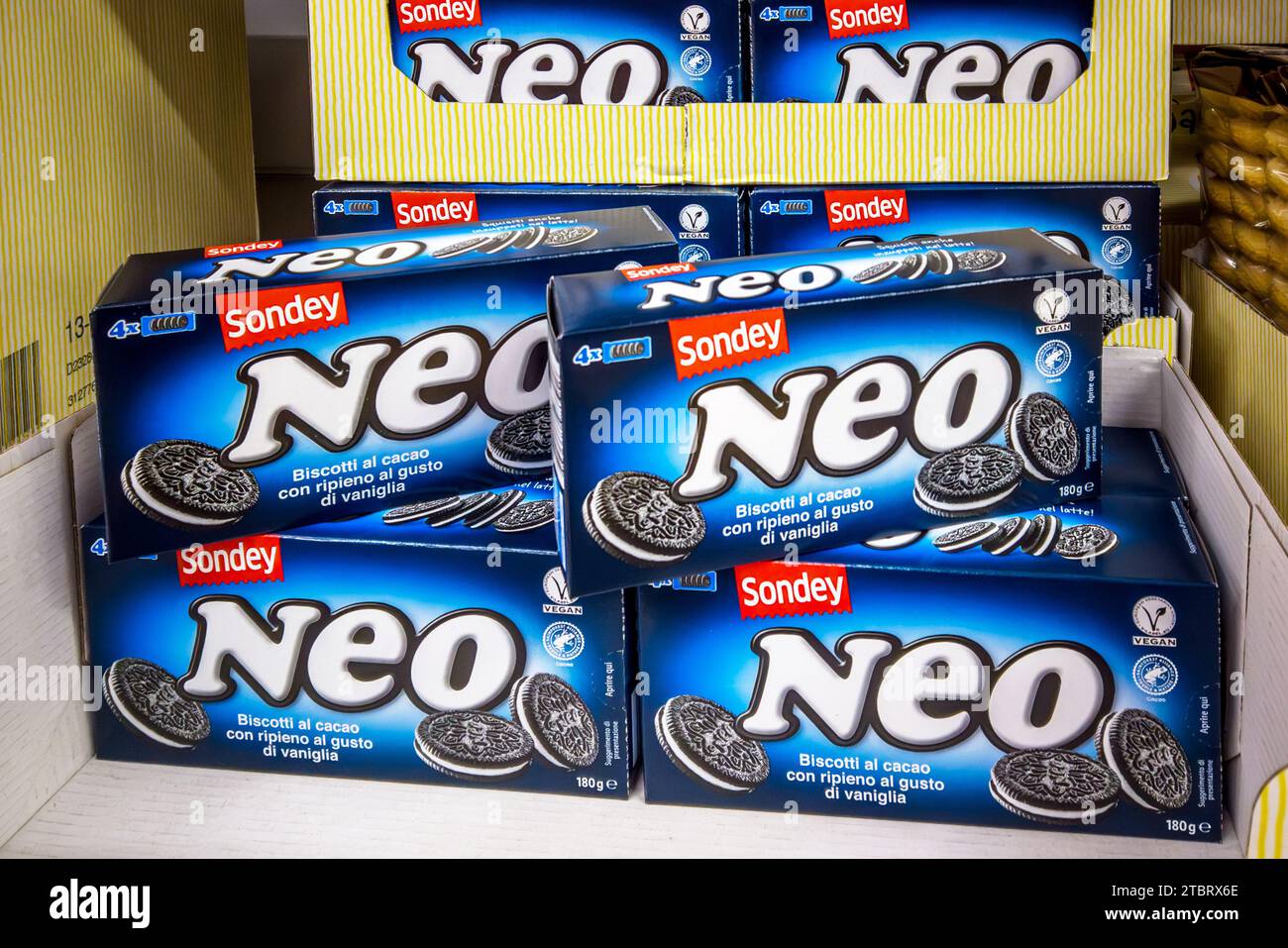 Italien - 29. November 2023: Sonday Neo Cookies in Paketen zum Verkauf in Lidl. NEO Cookies ähneln dem Oreo MarkenCookie Stockfoto