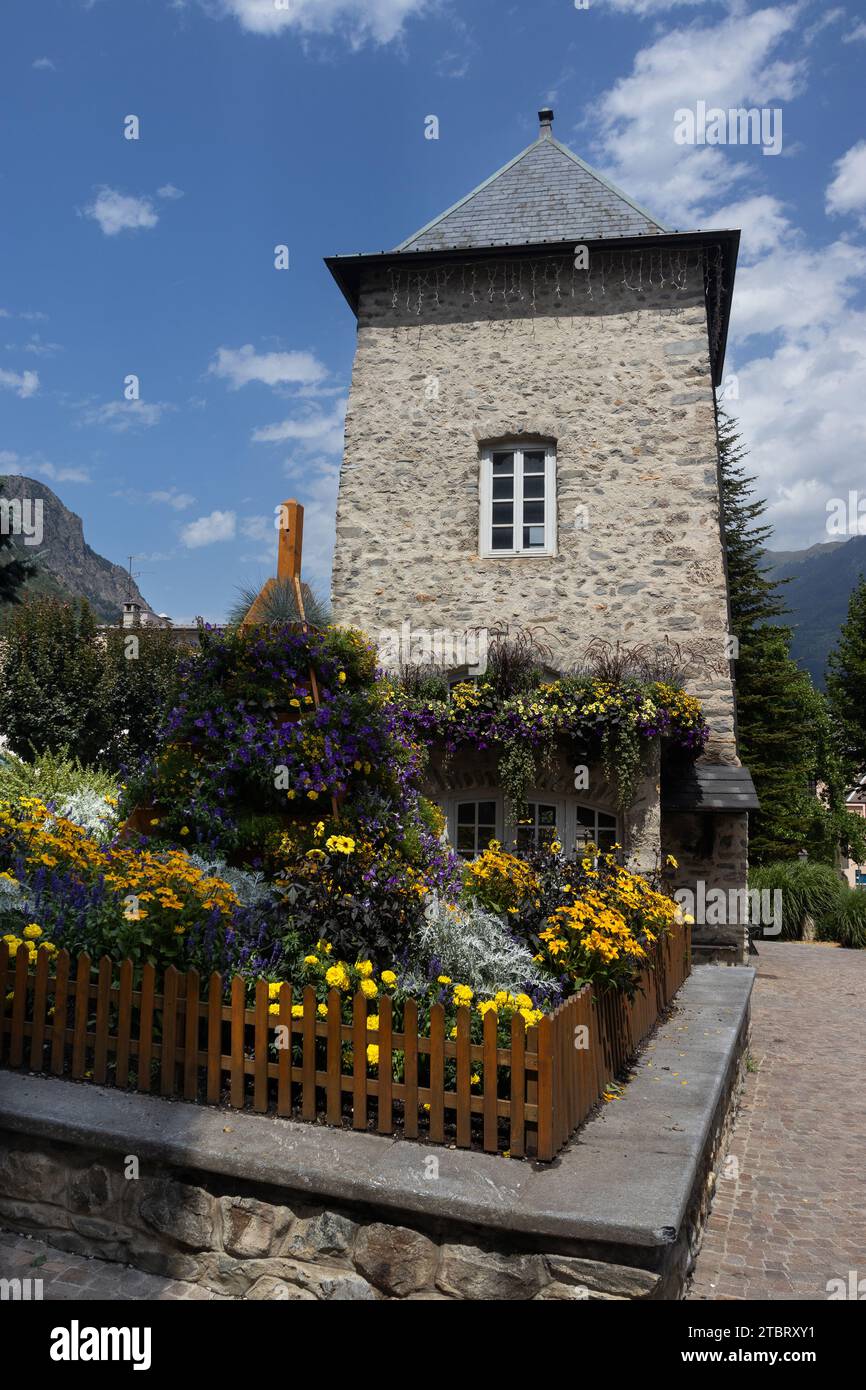 Blick auf den Garten im Stadtzentrum und die Sommerblumen im Jardin de l'Europe in Saint-Jean-de-Maurienne in Savoie, Frankreich. Es ist ein schöner öffentlicher Platz und Stockfoto