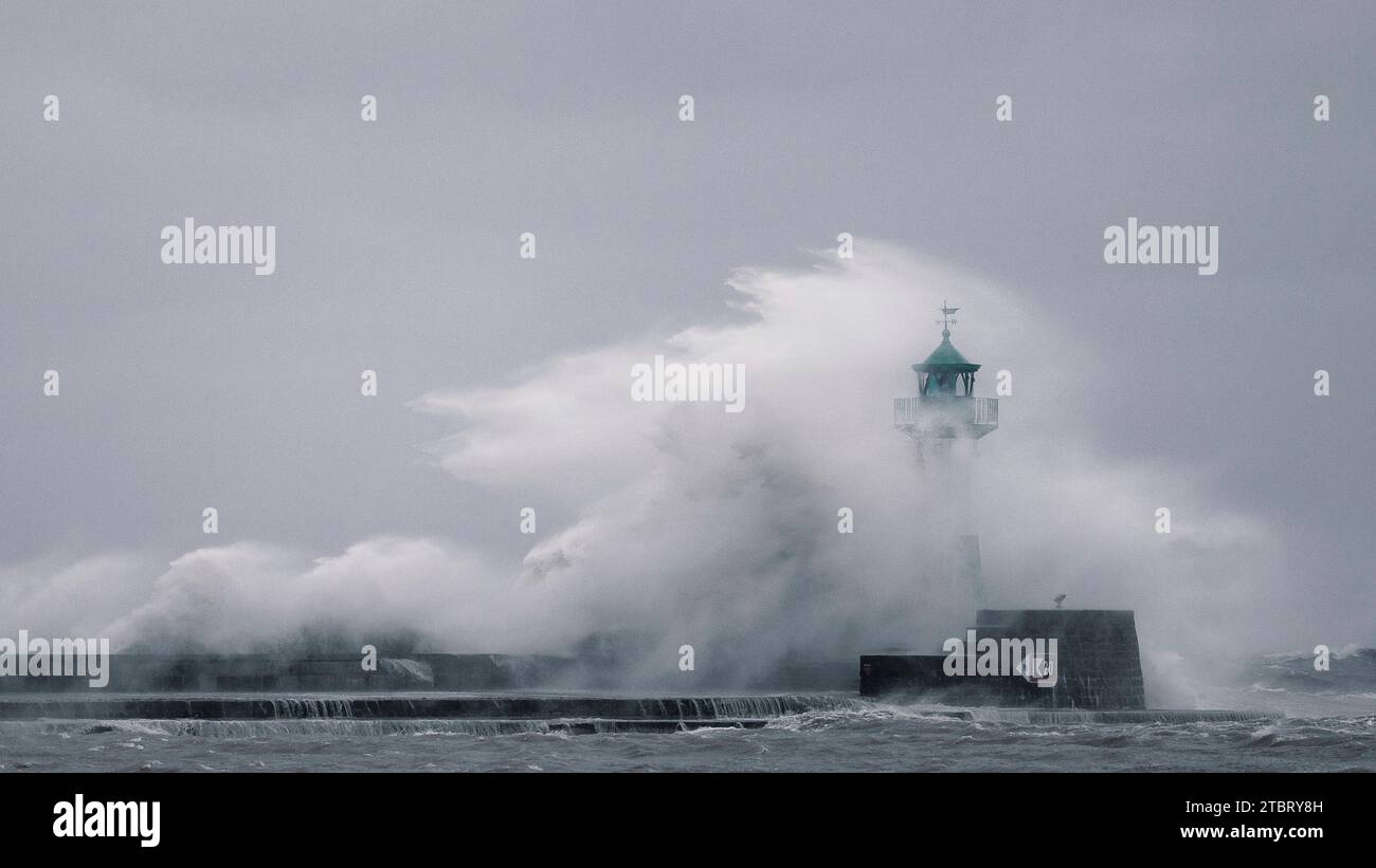 Sturmflut mit Monsterwelle am Leuchtturm in Sassnitz, Rügen Stockfoto