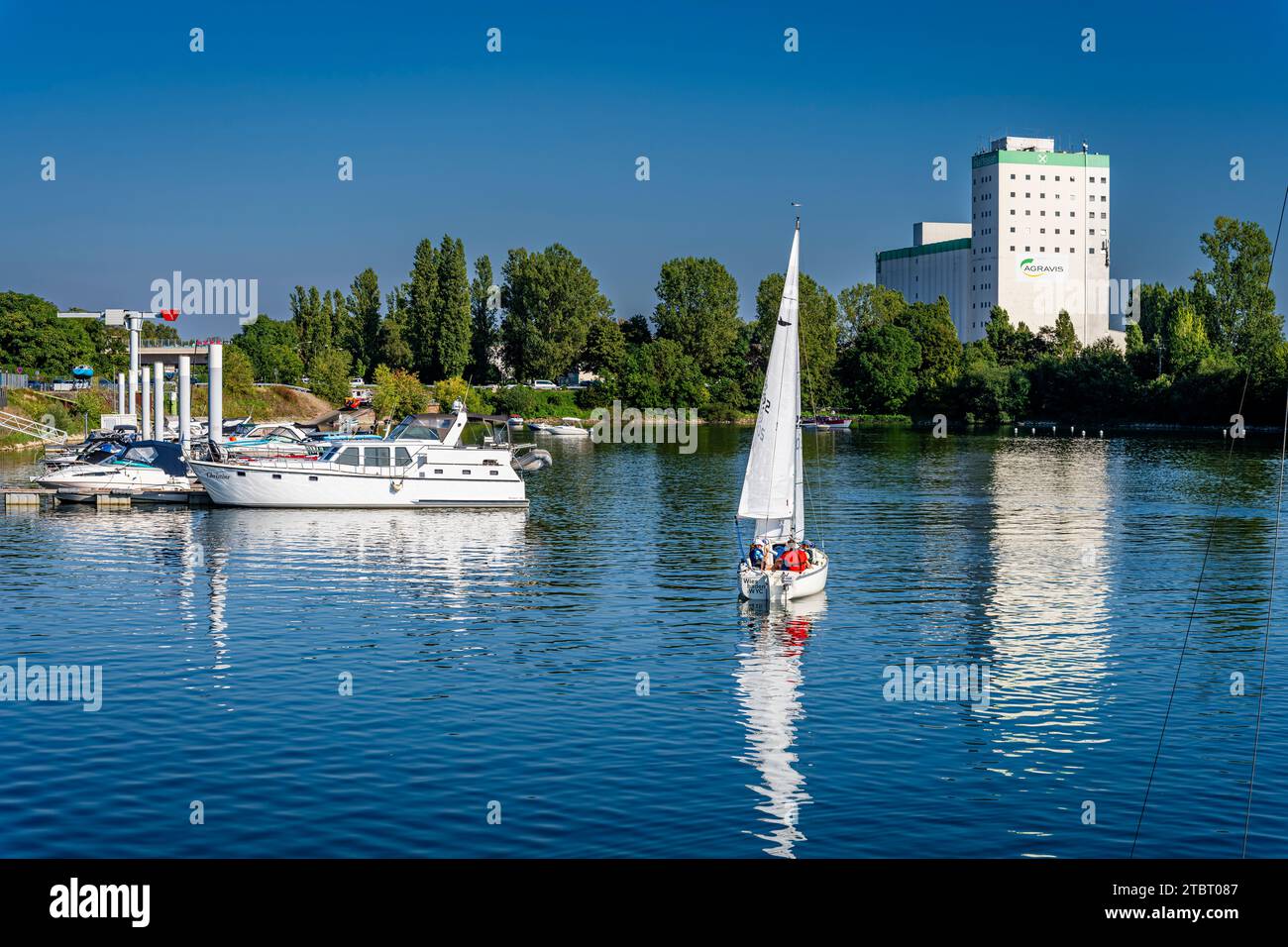 Deutschland, Hessen, Wiesbaden - Schierstein, Schiersteiner Hafen, Naherholungsgebiet mit Hafenanlagen, Uferpromenade, Gasthöfe und Fischrestaurants, auch bekannt als Schiersteiner Riviera, Bootsankerplätze für Motorboote und Segelboote Stockfoto