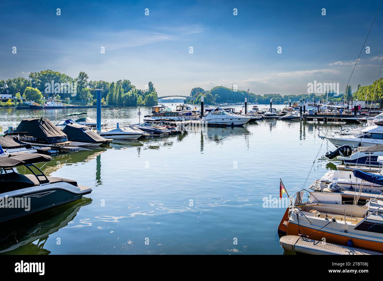 Deutschland, Hessen, Wiesbaden - Schierstein, Schiersteiner Hafen, Naherholungsgebiet mit Hafenanlagen, Uferpromenade, Gasthöfe und Fischrestaurants, auch bekannt als Schiersteiner Riviera, Bootsankerplätze für Motorboote und Segelboote Stockfoto