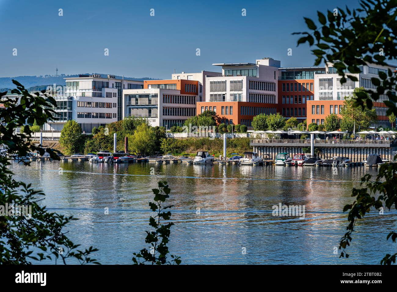 Deutschland, Hessen, Wiesbaden - Schierstein, Schiersteiner Hafen, Naherholungsgebiet mit Hafenanlagen, Uferpromenade, Gasthöfe und Fischrestaurants, auch bekannt als Schiersteiner Riviera, Bootsankerplätze für Motorboote und Segelboote Stockfoto