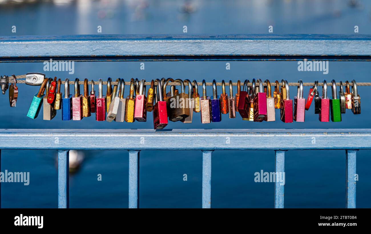 Deutschland, Hessen, Wiesbaden - Schierstein, Liebesschlösser auf dem Geländer der Dyckerhoff-Brücke im Schierstein Hafen, Naherholungsgebiet mit Hafenanlagen, auch Schierstein Riviera genannt Stockfoto