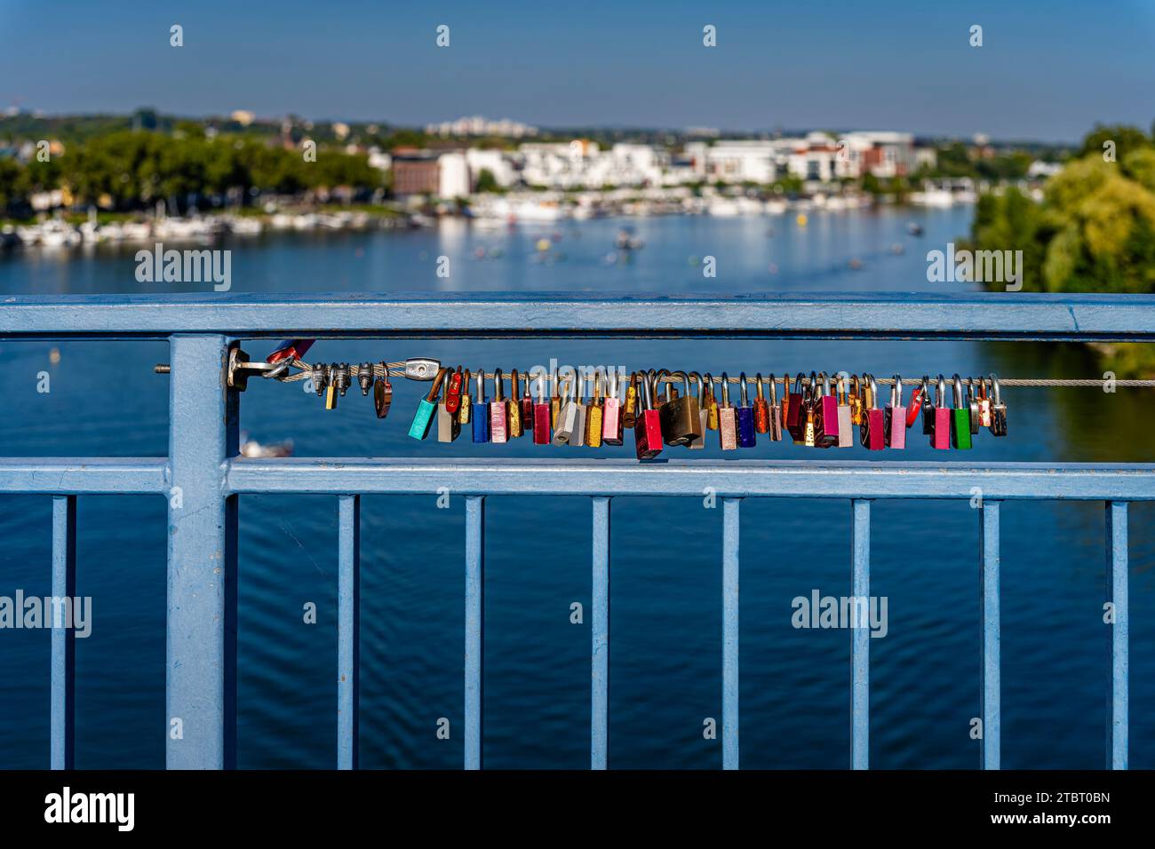 Deutschland, Hessen, Wiesbaden - Schierstein, Liebesschlösser auf dem Geländer der Dyckerhoff-Brücke im Schierstein Hafen, Naherholungsgebiet mit Hafenanlagen, auch Schierstein Riviera genannt Stockfoto