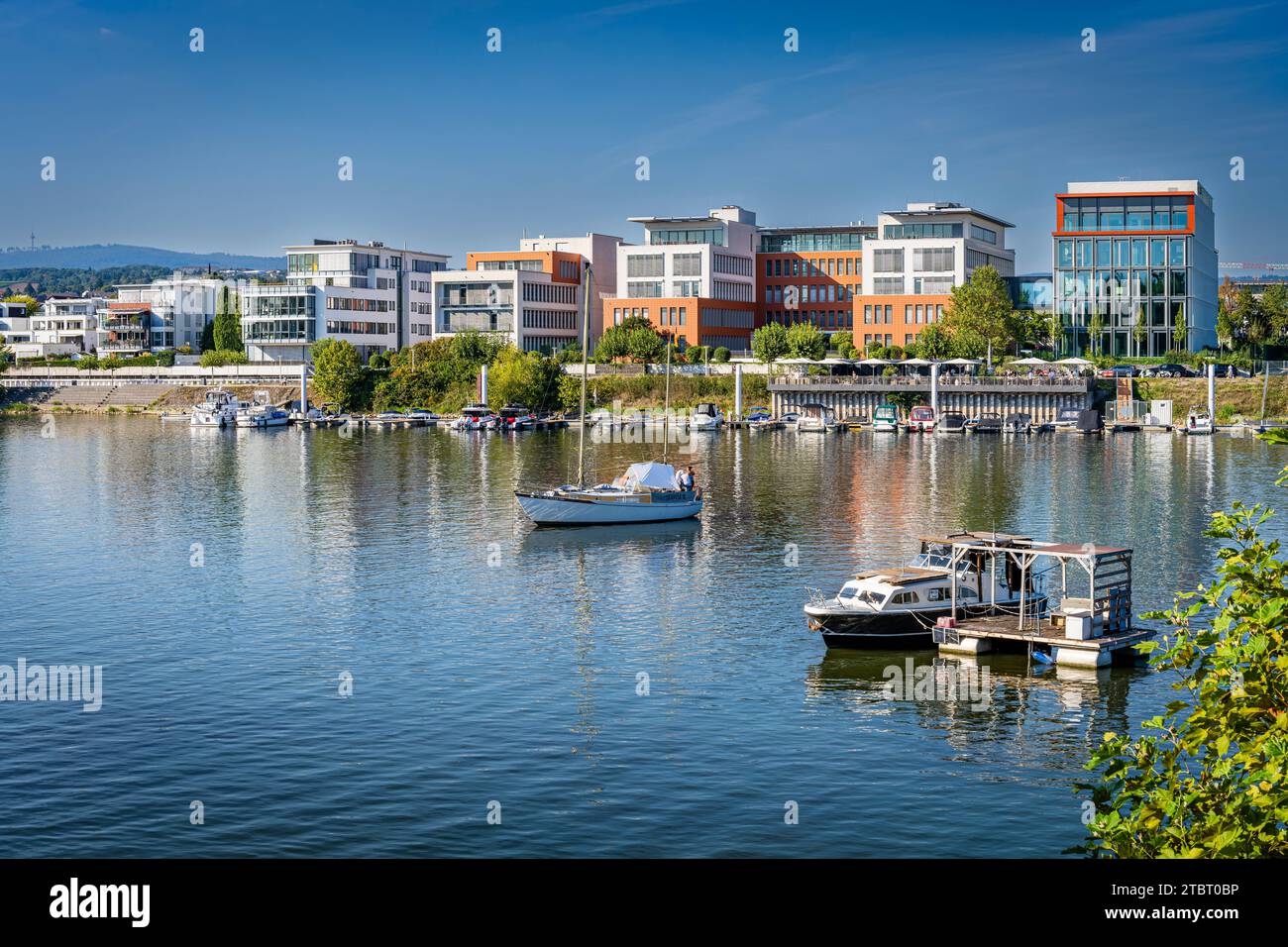 Deutschland, Hessen, Wiesbaden - Schierstein, Schiersteiner Hafen, Naherholungsgebiet mit Hafenanlagen, Uferpromenade, Gasthöfe und Fischrestaurants, auch bekannt als Schiersteiner Riviera, Bootsankerplätze für Motorboote und Segelboote Stockfoto