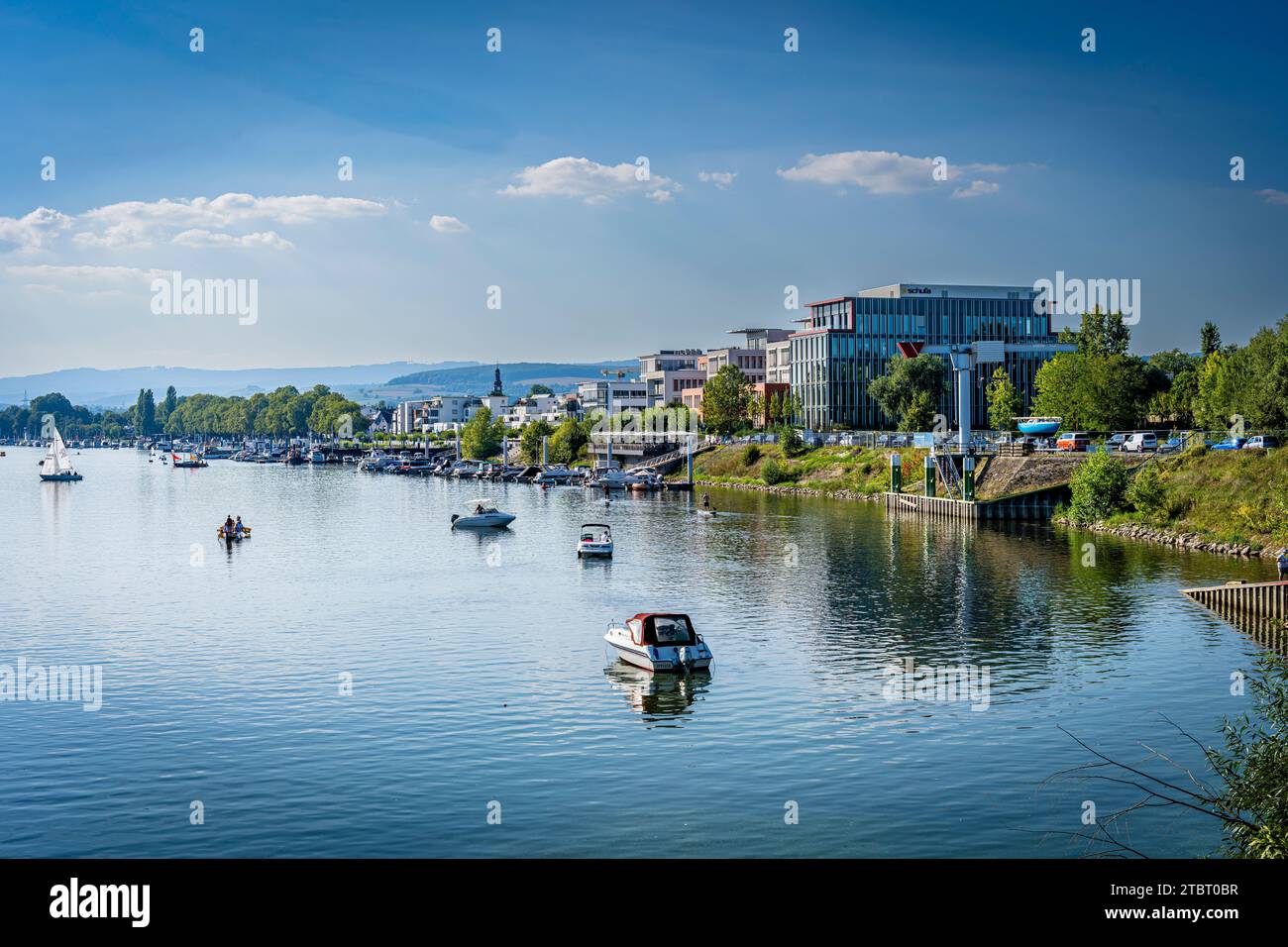 Deutschland, Hessen, Wiesbaden - Schierstein, Schiersteiner Hafen, Naherholungsgebiet mit Hafenanlagen, Uferpromenade, Gasthöfe und Fischrestaurants, auch bekannt als Schiersteiner Riviera, Bootsankerplätze für Motorboote und Segelboote Stockfoto