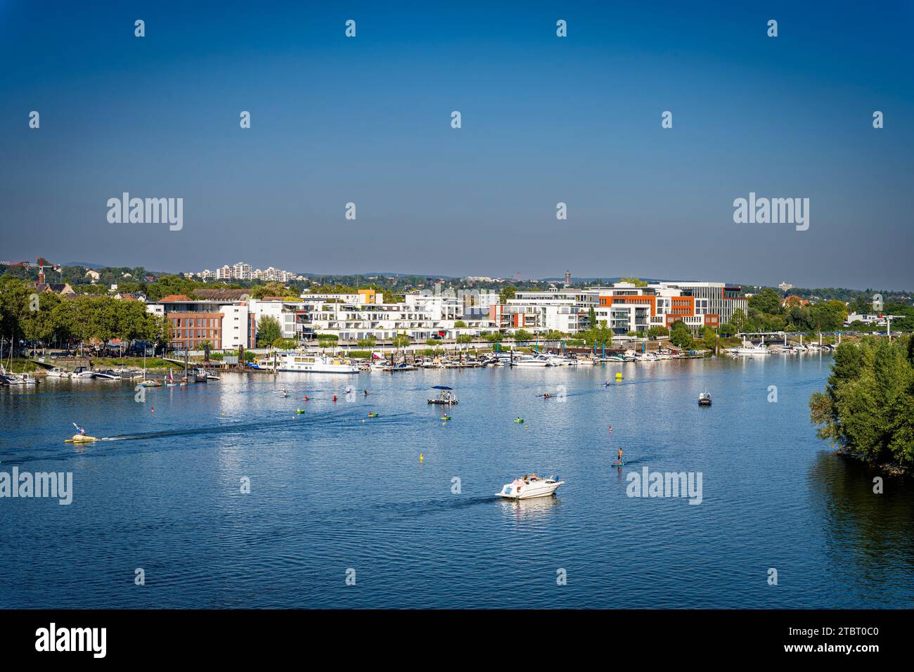 Deutschland, Hessen, Wiesbaden - Schierstein, Schiersteiner Hafen, Naherholungsgebiet mit Hafenanlagen, Uferpromenade, Gasthöfe und Fischrestaurants, auch bekannt als Schiersteiner Riviera, Bootsankerplätze für Motorboote und Segelboote Stockfoto