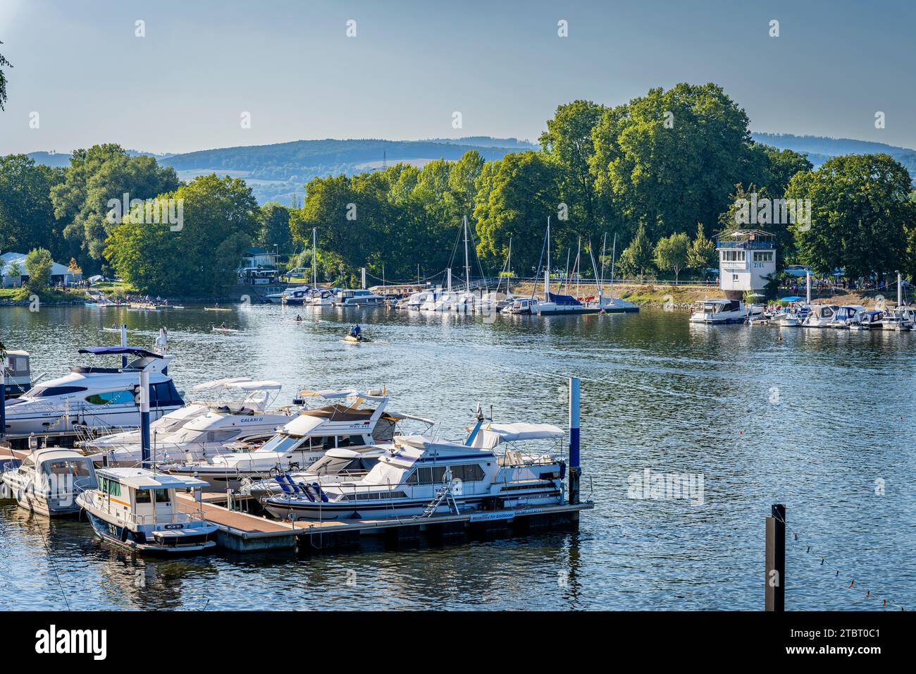 Deutschland, Hessen, Wiesbaden - Schierstein, Schiersteiner Hafen, Naherholungsgebiet mit Hafenanlagen, Uferpromenade, Gasthöfe und Fischrestaurants, auch bekannt als Schiersteiner Riviera, Bootsankerplätze für Motorboote und Segelboote Stockfoto