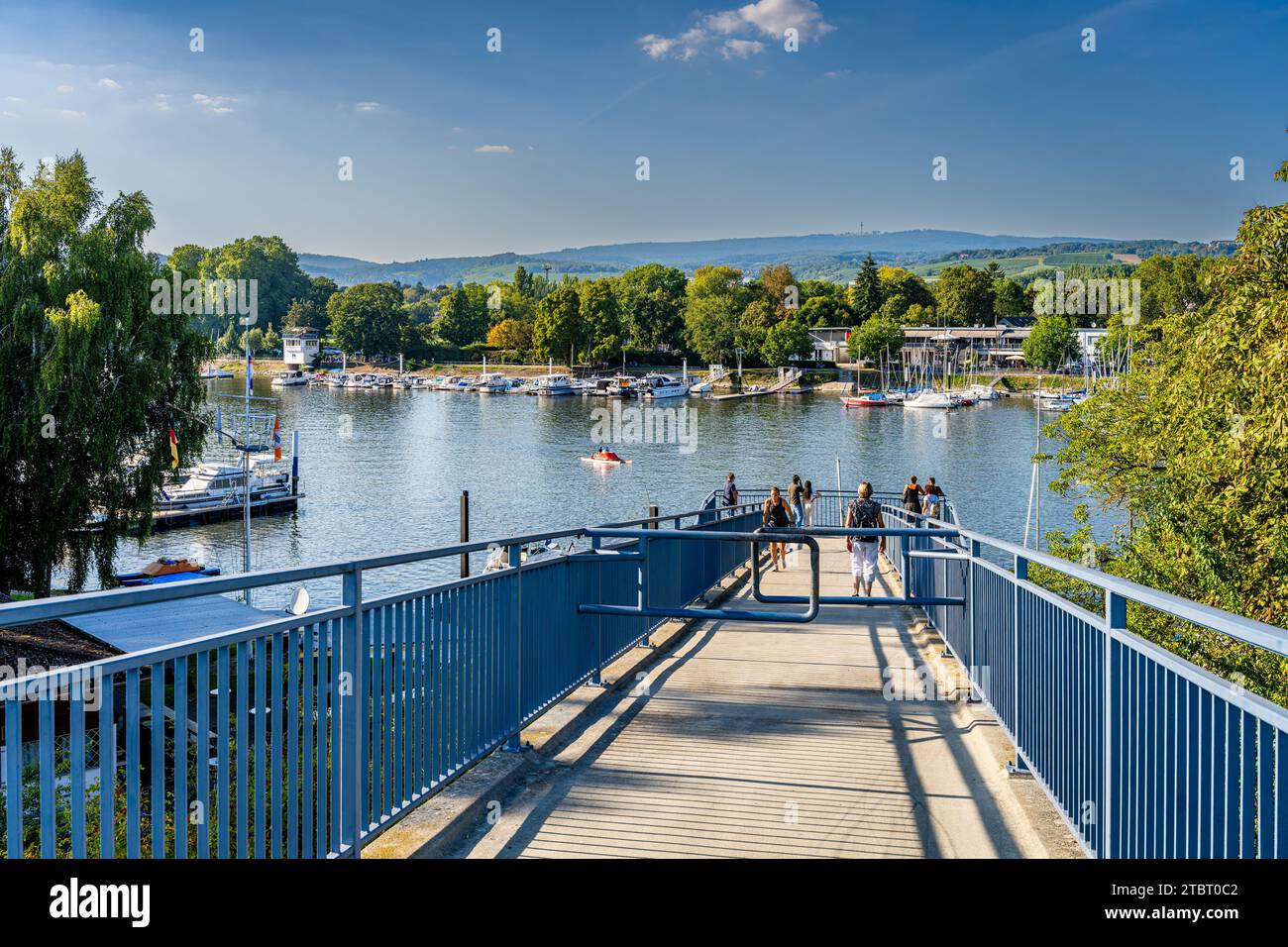 Deutschland, Hessen, Wiesbaden - Schierstein, Schiersteiner Hafen, Dyckerhoff Brücke, Naherholungsgebiet mit Hafenanlagen, auch bekannt als Schiersteiner Riviera Stockfoto