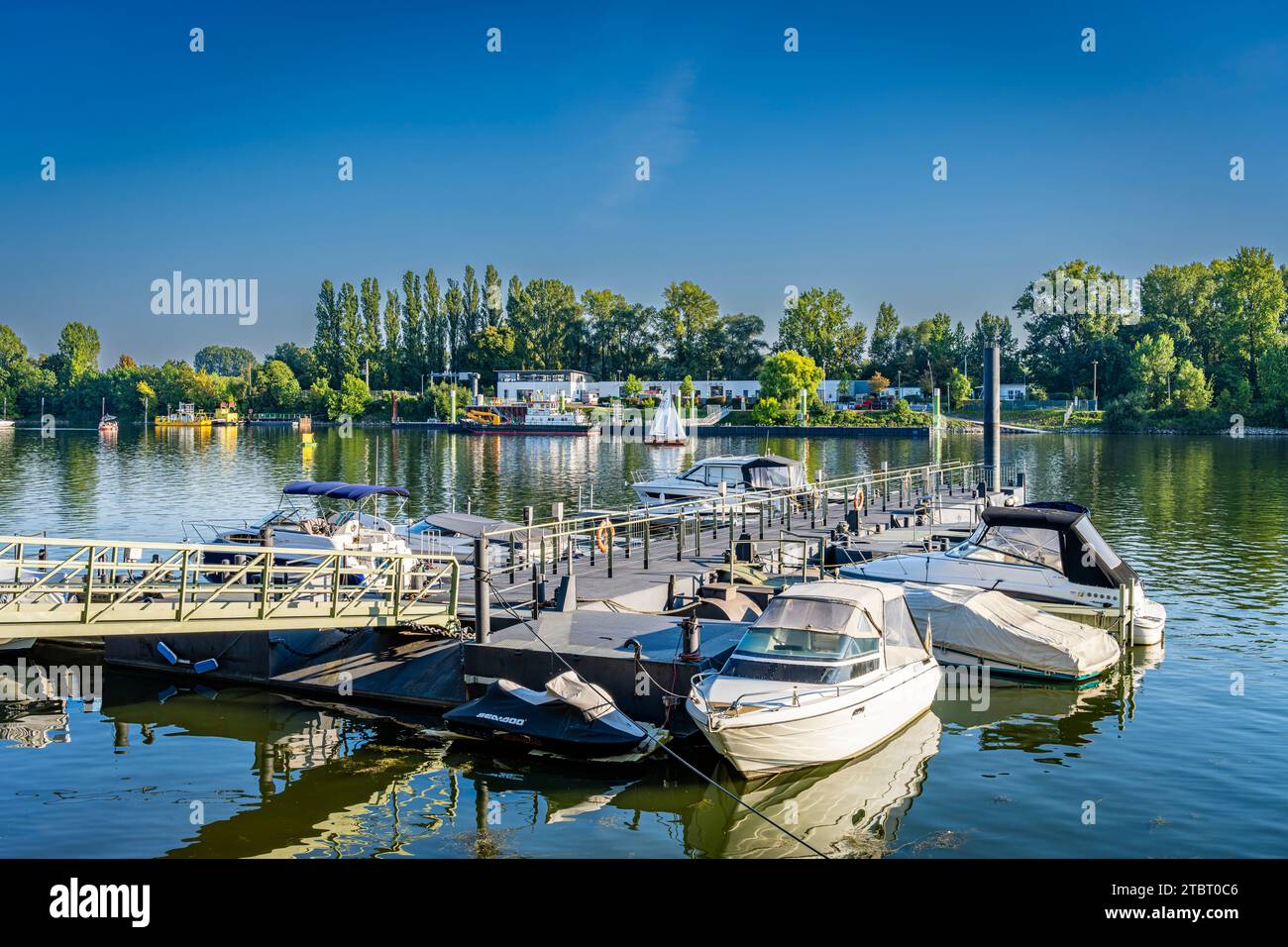 Deutschland, Hessen, Wiesbaden - Schierstein, Schiersteiner Hafen, Naherholungsgebiet mit Hafenanlagen, Uferpromenade, Gasthöfe und Fischrestaurants, auch bekannt als Schiersteiner Riviera, Bootsankerplätze für Motorboote und Segelboote Stockfoto