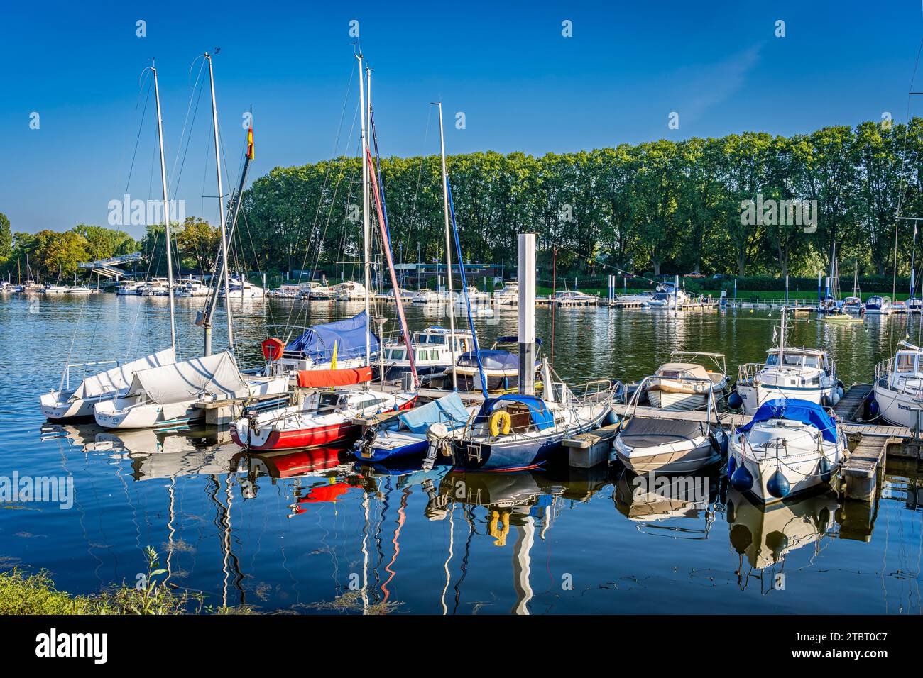 Deutschland, Hessen, Wiesbaden - Schierstein, Schiersteiner Hafen, Naherholungsgebiet mit Hafenanlagen, Uferpromenade, Gasthöfe und Fischrestaurants, auch bekannt als Schiersteiner Riviera, Bootsankerplätze für Motorboote und Segelboote Stockfoto