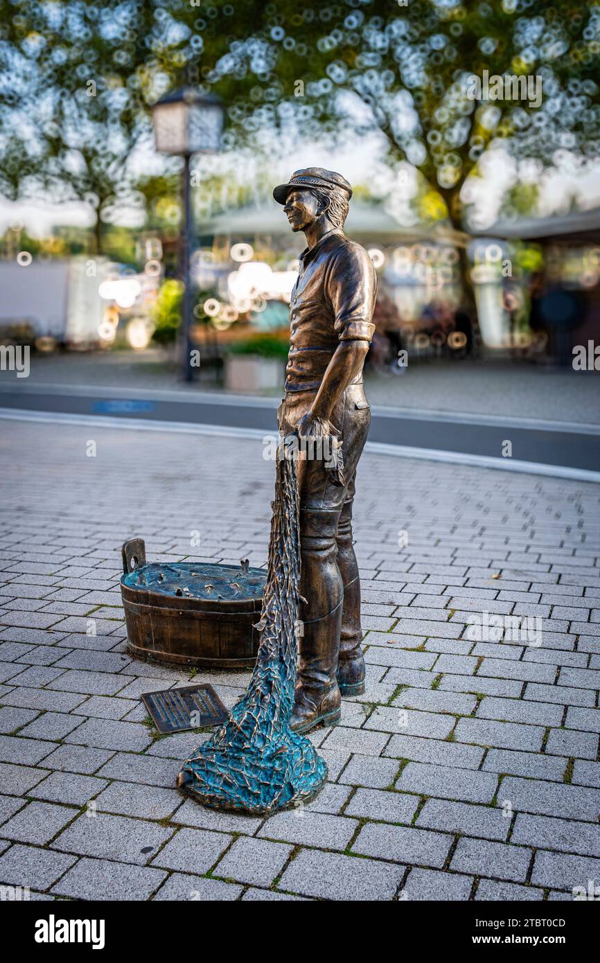 Statue „Scheerstaaner Stifterabbeler“ an der Promenade im Wiesbadener Schiersteinhafen, was bedeutet: Schiersteiner Stifterabbeler rappt mit Stiften in seine Hosentasche, um Mädchen zu beeindrucken, die für Münzen halten sollen Stockfoto