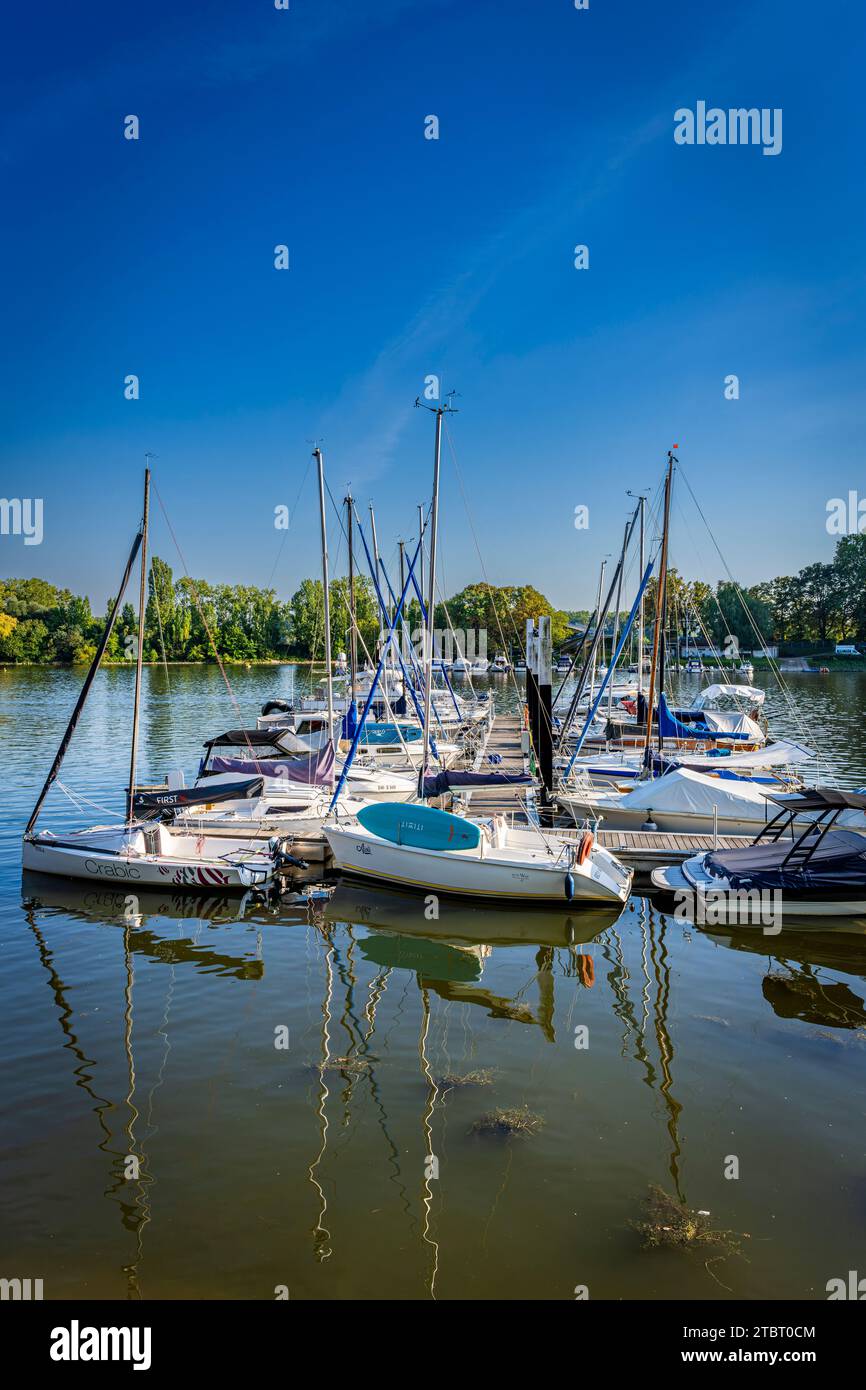 Deutschland, Hessen, Wiesbaden - Schierstein, Schiersteiner Hafen, Naherholungsgebiet mit Hafenanlagen, Uferpromenade, Gasthöfe und Fischrestaurants, auch bekannt als Schiersteiner Riviera, Bootsankerplätze für Motorboote und Segelboote Stockfoto
