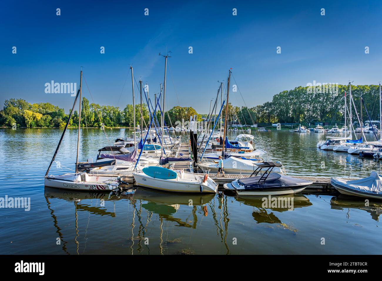 Deutschland, Hessen, Wiesbaden - Schierstein, Schiersteiner Hafen, Naherholungsgebiet mit Hafenanlagen, Uferpromenade, Gasthöfe und Fischrestaurants, auch bekannt als Schiersteiner Riviera, Bootsankerplätze für Motorboote und Segelboote Stockfoto