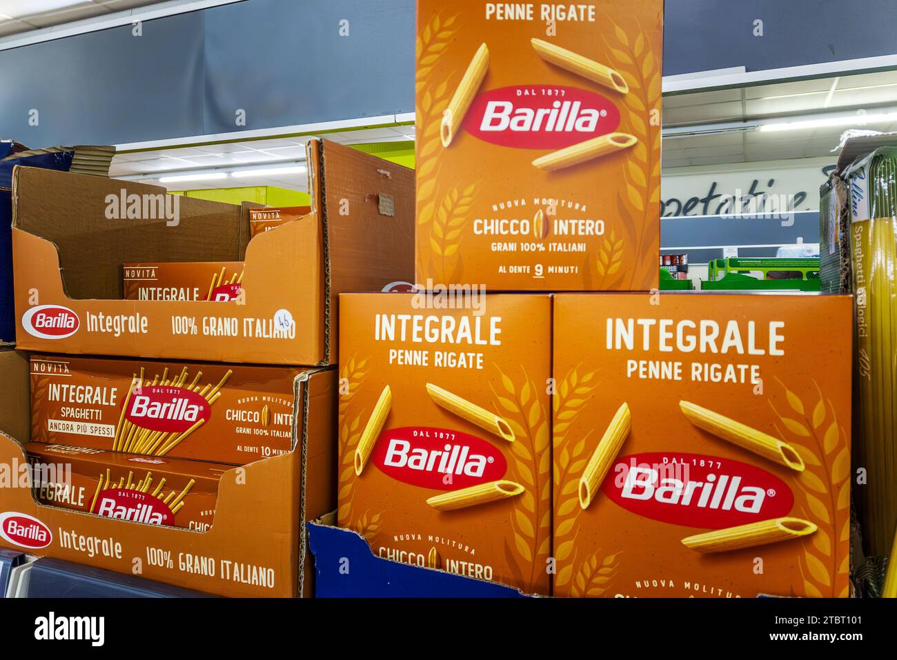 Italien - 29. November 2023: Barilla Vollkornmehl Teigwaren. Pakete mit Penne Rigate und Spaghetti, die in Regalen ausgestellt werden und in der italienischen Supermarke verkauft werden Stockfoto